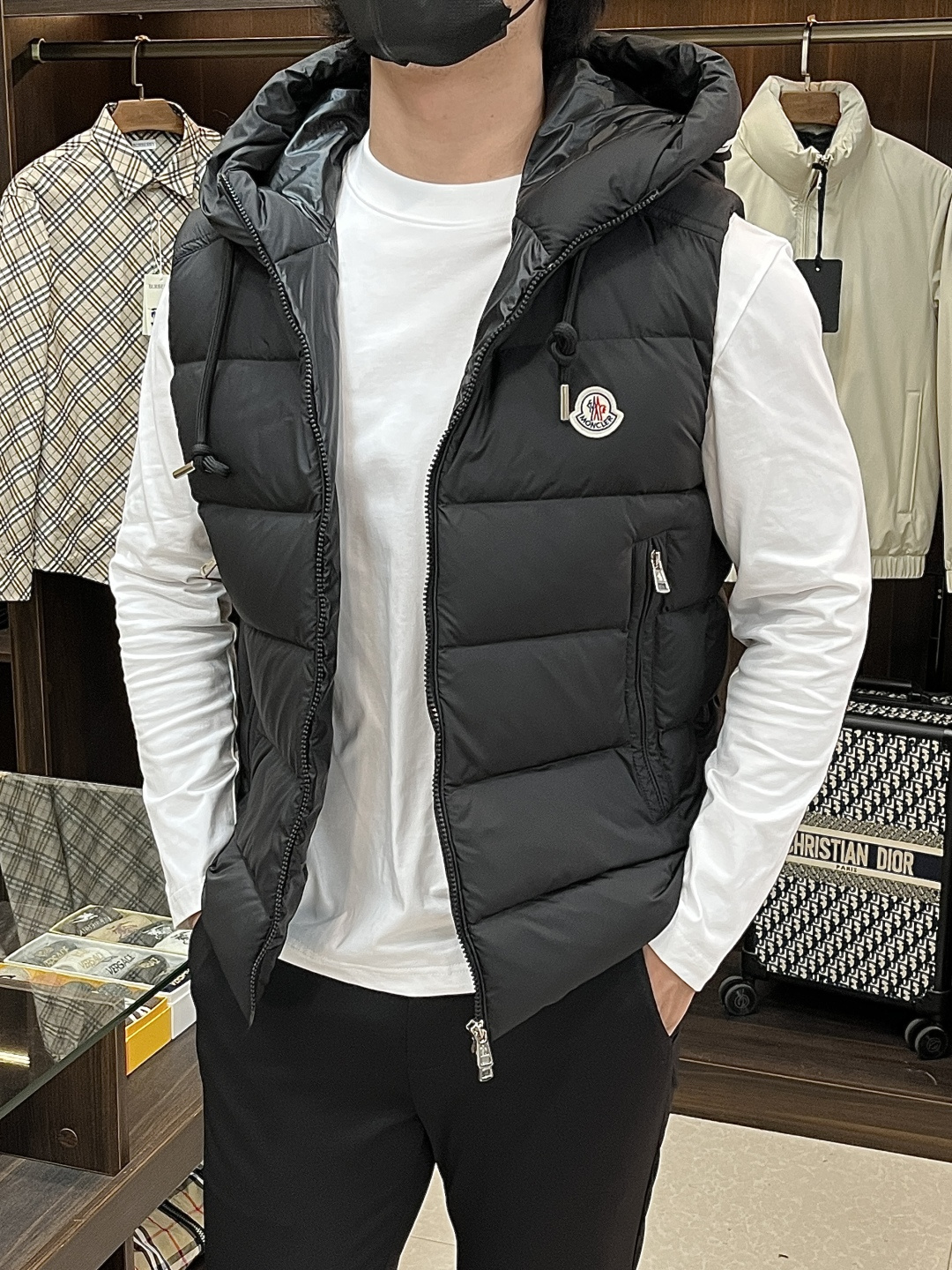 NO:550864,The latest fashion designer down jacket 2025 is the latest fashion designer down jacket, hooded down jacket, classic down jacket for down vest, 90# white goose down jacket, details everywhere in the wolf fur collar show the craftsmanship enough high-level structural tailoring design changes to show the diverse image changes of men, slim and neat, tailoring, meet the popular multi-layered outfits nowadays, and versatile styles of life!  Color black white 1-6 yards H2025 new model first release, Moncler, jackets & coats, down jacket, hats, alexander wang19860909主推羽绒 Moncler 2025最新款时尚设计师款羽绒外套蒙口爆款连帽羽绒服,羽绒马甲经典爆款羽绒服,90#白鹅绒填充,狼毛领处处细节显工艺足够的高级结构性剪裁的设计改变来展现男士多样的形象变化,修身利落、剪裁合体,满足时下正流行的多层次穿搭,生活百搭款式！ 颜色黑色 白色 码数1-6码 H2025新款首发,,Moncler,jackets & coats,down jacket,hats,alexander wang,Men's clothing