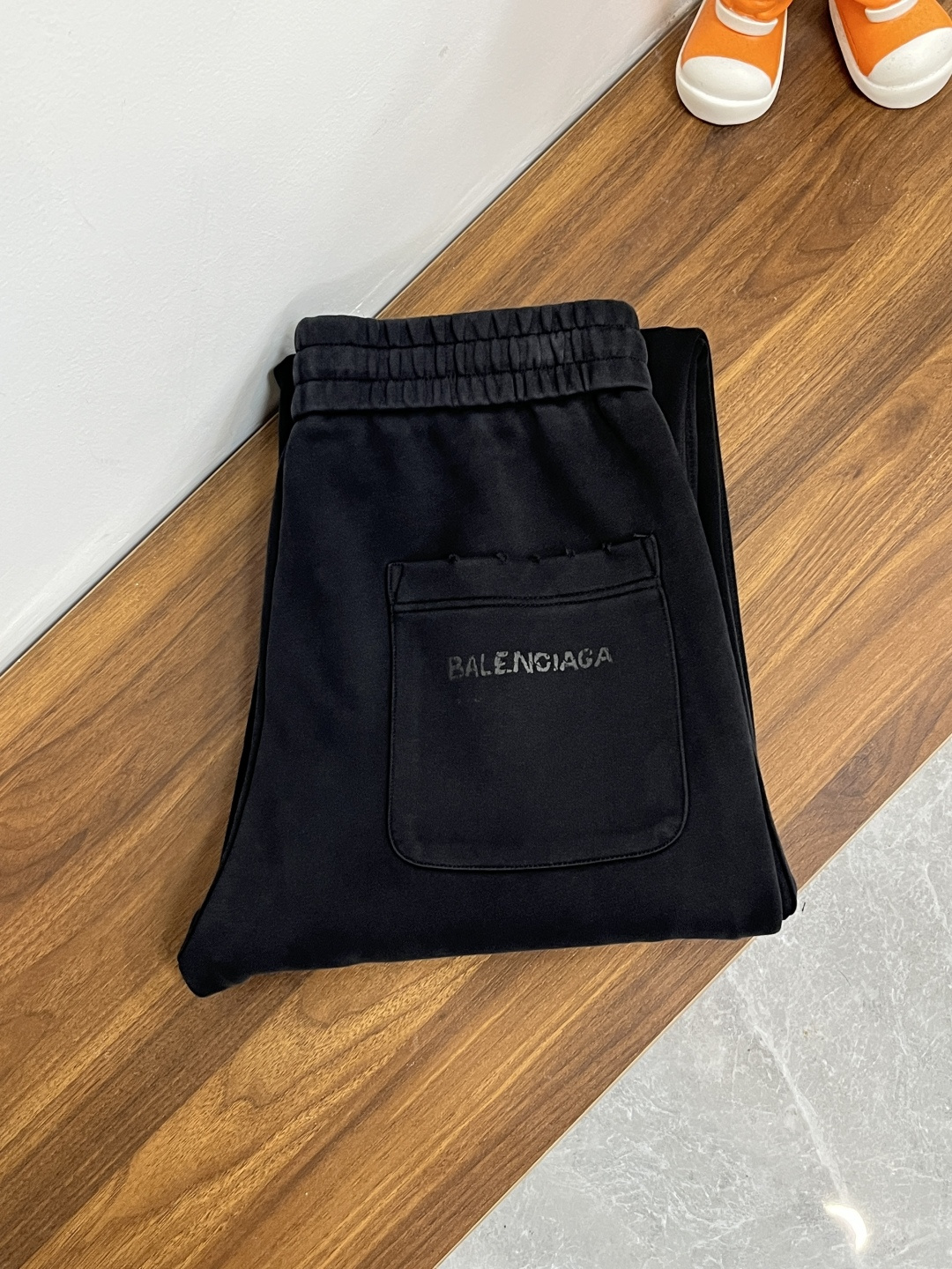 NO:550853,The main recommendation is Balencaiga Balencaiga new casual pants 2025 autumn and winter!  The official website is released simultaneously. The brand's classic LOGO casual pants, customized fabric, excellent comfort, strong hand touch, extremely high recognition, perfect quality craftsmanship. The new model of size M-3XL H2025 is released, balenciaga, balenciaga, alexander wang19860909主推 Balencaiga 巴黎世家 2025秋冬新款休闲裤！官网同步发售.品牌经典LOGO休闲裤 ,定制面料,舒适度极好,手触感强烈.辨识度极高,完美品相工艺. 尺码M-3XL H2025新款首发,,balenciaga,balenciaga,alexander wang,Men's clothing