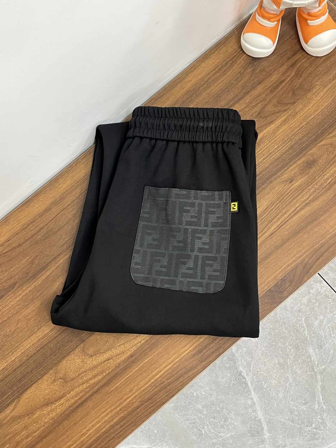 NO:549712,The main recommendation is Fendi 2025 autumn and winter new casual pants!  The official website is released simultaneously. The brand's classic LOGO casual pants, customized fabric, excellent comfort, strong hand touch. Extremely recognizable, perfect quality craftsmanship. The new model of size M-3XL H2025 is released, fendi, fendi, alexander wang19860909主推 Fendi 芬迪 2025秋冬新款休闲裤！官网同步发售.品牌经典LOGO休闲裤 ,定制面料,舒适度极好,手触感强烈.辨识度极高,完美品相工艺. 尺码M-3XL H2025新款首发,,fendi,fendi,alexander wang,Men's clothing