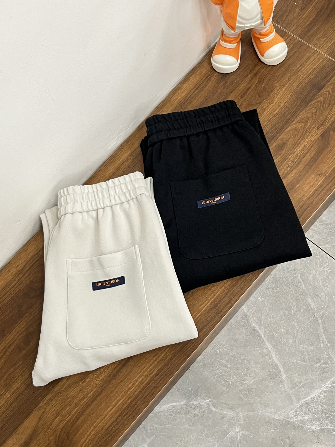 NO:549717,The main recommendation is LV donkey brand new casual pants 2025 autumn and winter!  The official website is released simultaneously. The brand's classic LOGO casual pants, customized fabric, excellent comfort, strong hand touch. Extremely recognizable, perfect quality craftsmanship. The new model of size M-3XL H2025 is launched, louis vuitton, louis vuitton, alexander wang19860909主推 LV 驴牌 2025秋冬新款休闲裤！官网同步发售.品牌经典LOGO休闲裤 ,定制面料,舒适度极好,手触感强烈.辨识度极高,完美品相工艺. 尺码M-3XL H2025新款首发,,louis vuitton,louis vuitton,alexander wang,Men's clothing