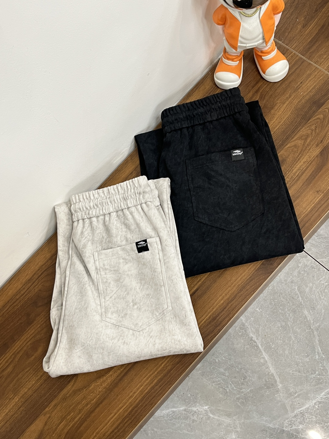 NO:549684,The main recommendation is Balencaiga Balencaiga new casual pants 2025 autumn and winter!  The official website is released simultaneously. The brand's classic LOGO casual pants, customized fabric, excellent comfort, strong hand touch, extremely high recognition, perfect quality craftsmanship. The new model of size M-3XL H2025 is released, balenciaga, balenciaga, alexander wang19860909主推 Balencaiga 巴黎世家 2025秋冬新款休闲裤！官网同步发售.品牌经典LOGO休闲裤 ,定制面料,舒适度极好,手触感强烈.辨识度极高,完美品相工艺. 尺码M-3XL H2025新款首发,,balenciaga,balenciaga,alexander wang,Men's clothing