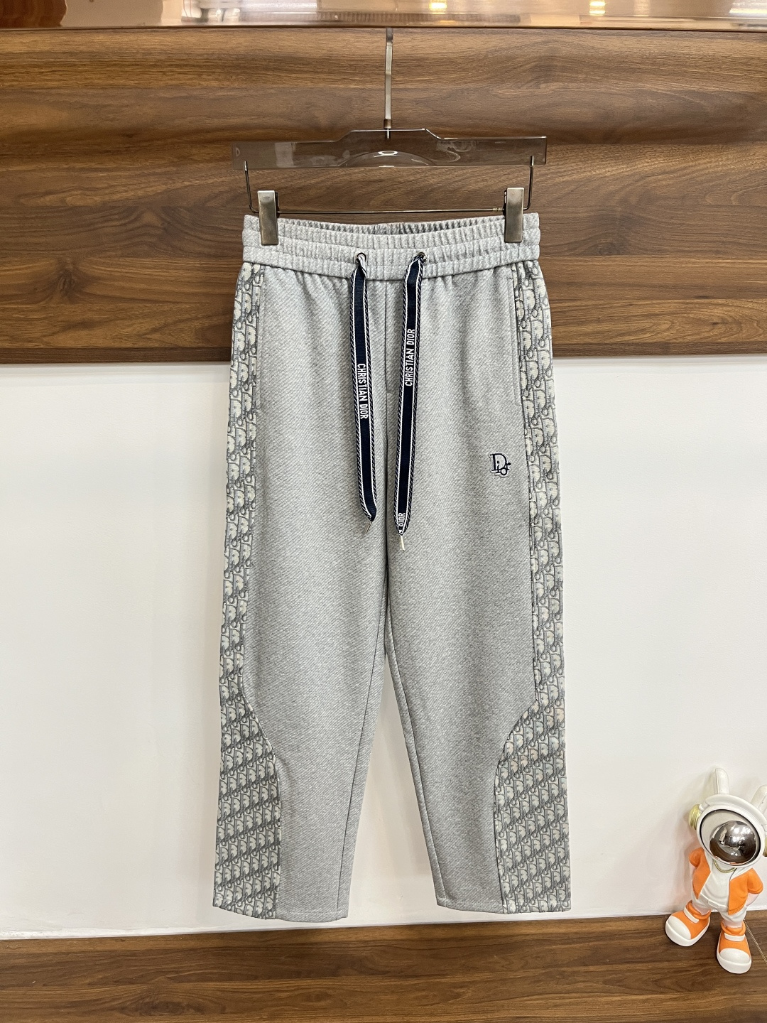 NO:736522,Mainly recommend Dior Dior 2025 autumn and winter new casual pants!  On sale simultaneously on the official website. The brand's classic LOGO casual pants, customized fabrics, extremely comfortable and strong to the touch. Highly recognizable, perfect appearance and craftsmanship. Size M-3XL H2025 new model debut,, dior, dior,19860909主推 Dior 迪奥 2025秋冬新款休闲裤！官网同步发售.品牌经典LOGO休闲裤 ,定制面料,舒适度极好,手触感强烈.辨识度极高,完美品相工艺. 尺码M-3XL H2025新款首发,,dior,dior,,Men's clothing