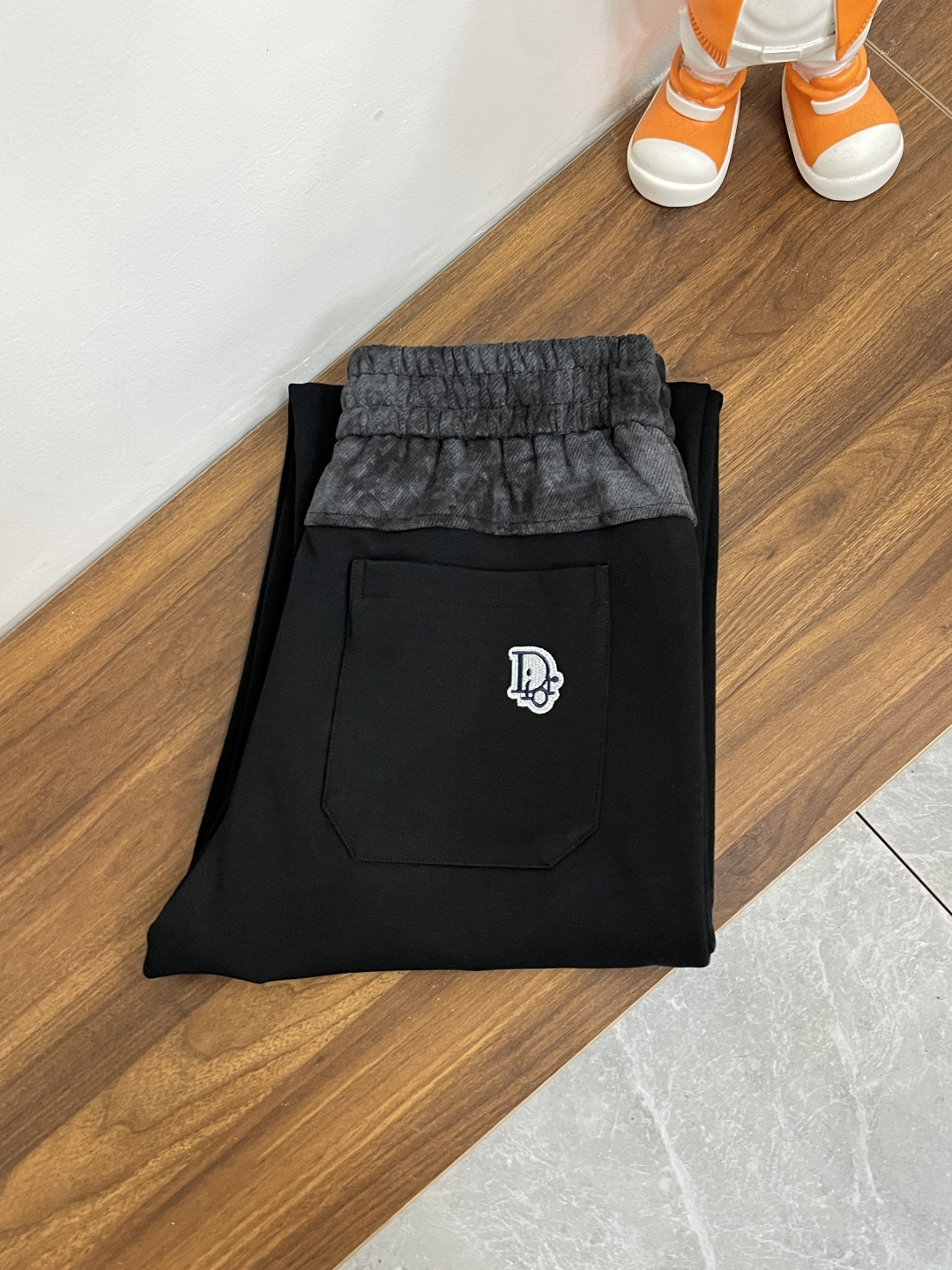 NO:549689,The main recommendation is Dior 2025 autumn and winter new casual pants!  The official website is released simultaneously. The brand's classic LOGO casual pants, customized fabric, excellent comfort, strong hand touch. Extremely recognizable, perfect quality craftsmanship. The new model of size M-3XL H2025 is launched, dior, dior, alexander wang19860909主推 Dior 迪奥 2025秋冬新款休闲裤！官网同步发售.品牌经典LOGO休闲裤 ,定制面料,舒适度极好,手触感强烈.辨识度极高,完美品相工艺. 尺码M-3XL H2025新款首发,,dior,dior,alexander wang,Men's clothing