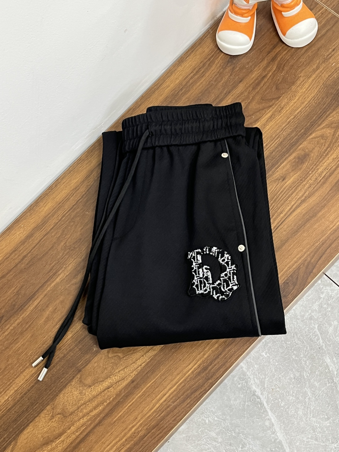 NO:548097,The main recommendation is Dior 2025 autumn and winter new casual pants!  The official website is released simultaneously. The brand's classic LOGO casual pants, customized fabric, excellent comfort, strong hand touch. Extremely recognizable, perfect quality craftsmanship. The new model of size M-3XL H2025 is launched, dior, dior, alexander wang19860909主推 Dior 迪奥 2025秋冬新款休闲裤！官网同步发售.品牌经典LOGO休闲裤 ,定制面料,舒适度极好,手触感强烈.辨识度极高,完美品相工艺. 尺码M-3XL H2025新款首发,,dior,dior,alexander wang,Men's clothing