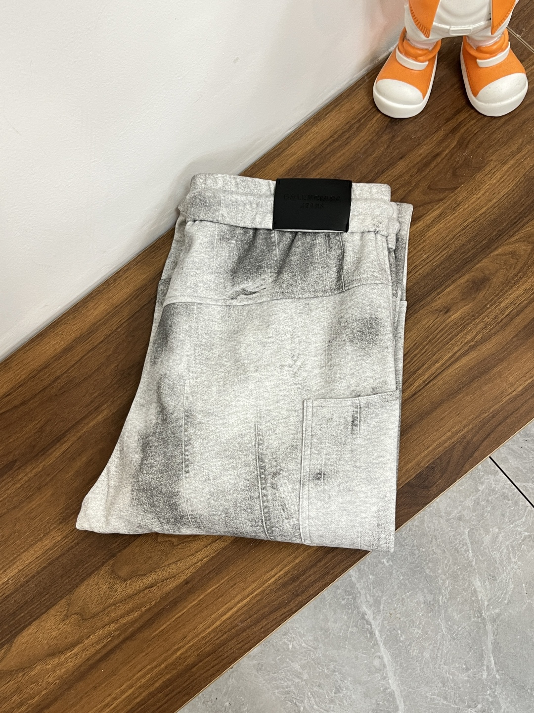 NO:541307,It mainly recommends Balenciaga new casual pants in autumn and winter!  The official website is released simultaneously. The brand's classic LOGO casual pants, customized fabric, excellent comfort, strong hand touch, extremely high recognition, perfect quality craftsmanship. The new model of size M-3XL H is launched, balenciaga, balenciaga, alexander wang19860909主推 Balenciaga 巴黎世家 秋冬新款休闲裤！官网同步发售.品牌经典LOGO休闲裤 ,定制面料,舒适度极好,手触感强烈.辨识度极高,完美品相工艺. 尺码M-3XL H新款首发,,balenciaga,balenciaga,alexander wang,Men's clothing