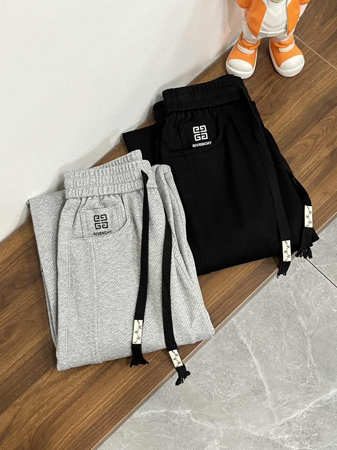 NO:539311,The main recommendation is Givenchy's new autumn and winter casual pants!  The official website is released simultaneously. The brand's classic LOGO casual pants, customized fabric, excellent comfort, strong hand touch. Extremely recognizable, perfect quality craftsmanship. The new model of size M-3XL H is released first, given, given, given, alexander wang19860909主推 Givenchy 纪梵希 秋冬新款休闲裤！官网同步发售.品牌经典LOGO休闲裤 ,定制面料,舒适度极好,手触感强烈.辨识度极高,完美品相工艺. 尺码M-3XL H新款首发,,givenchy,givenchy,alexander wang,Men's clothing