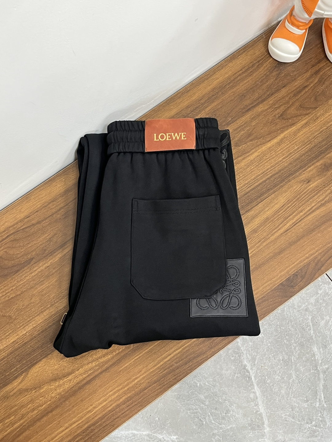 NO:549694,The main recommendation is LOEWE 2025 autumn and winter new casual pants!  The official website is released simultaneously. The brand's classic LOGO casual pants, customized fabric, excellent comfort, strong hand touch. Extremely recognizable, perfect quality craftsmanship. The new model of size M-3XL H2025 is released, loewe, loewe, alexander wang19860909主推 LOEWE 罗意威 2025秋冬新款休闲裤！官网同步发售.品牌经典LOGO休闲裤 ,定制面料,舒适度极好,手触感强烈.辨识度极高,完美品相工艺. 尺码M-3XL H2025新款首发,,loewe,loewe,alexander wang,Men's clothing