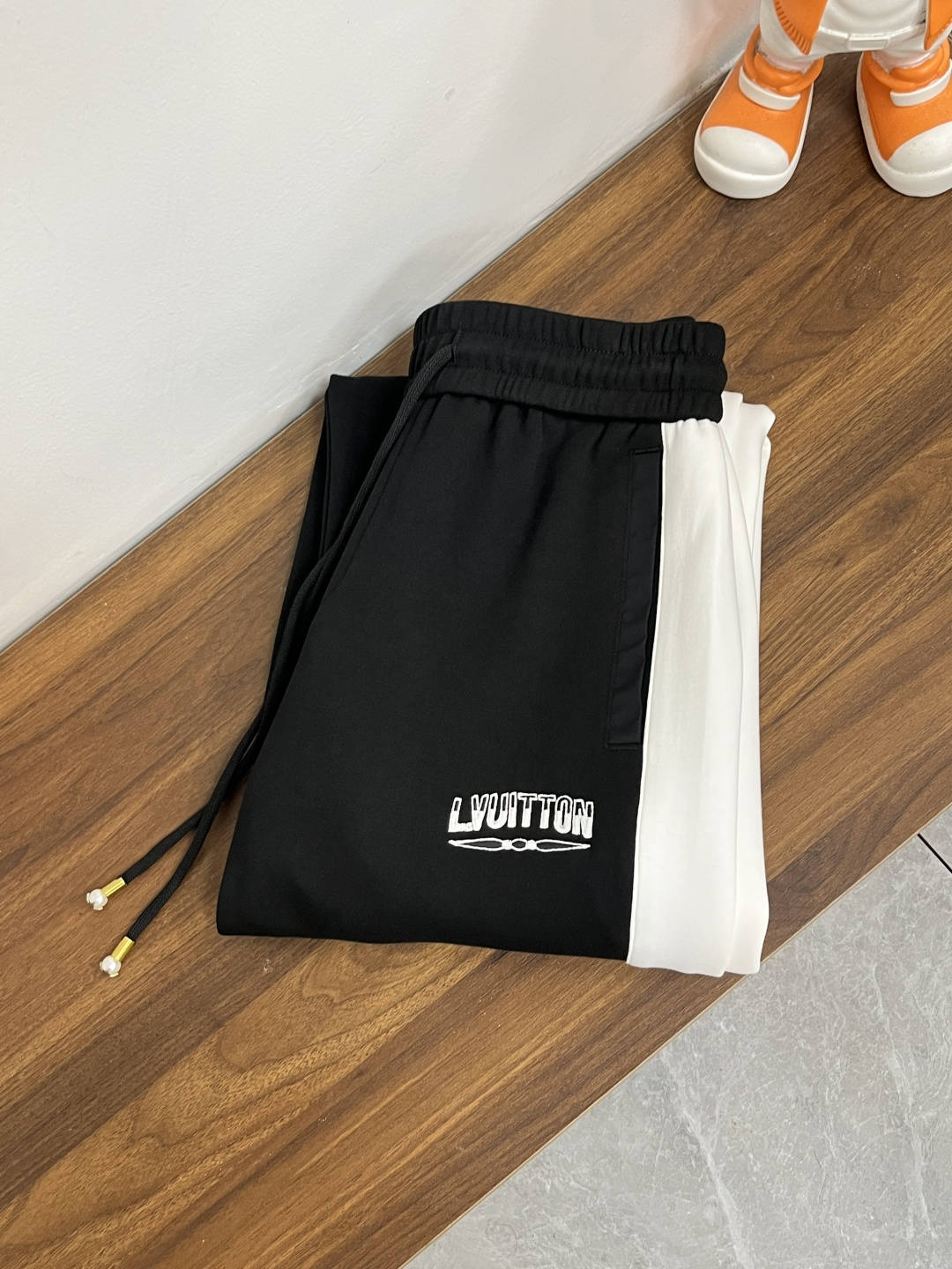 NO:539320,It mainly recommends LV donkey brand new casual pants in autumn and winter!  The official website is released simultaneously. The brand's classic LOGO casual pants, customized fabric, excellent comfort, strong hand touch. Extremely recognizable, perfect quality craftsmanship. The new model of size M-3XL H is launched, louis vuitton, louis vuitton, alexander wang19860909主推 LV 驴牌 秋冬新款休闲裤！官网同步发售.品牌经典LOGO休闲裤 ,定制面料,舒适度极好,手触感强烈.辨识度极高,完美品相工艺. 尺码M-3XL H新款首发,,louis vuitton,louis vuitton,alexander wang,Men's clothing