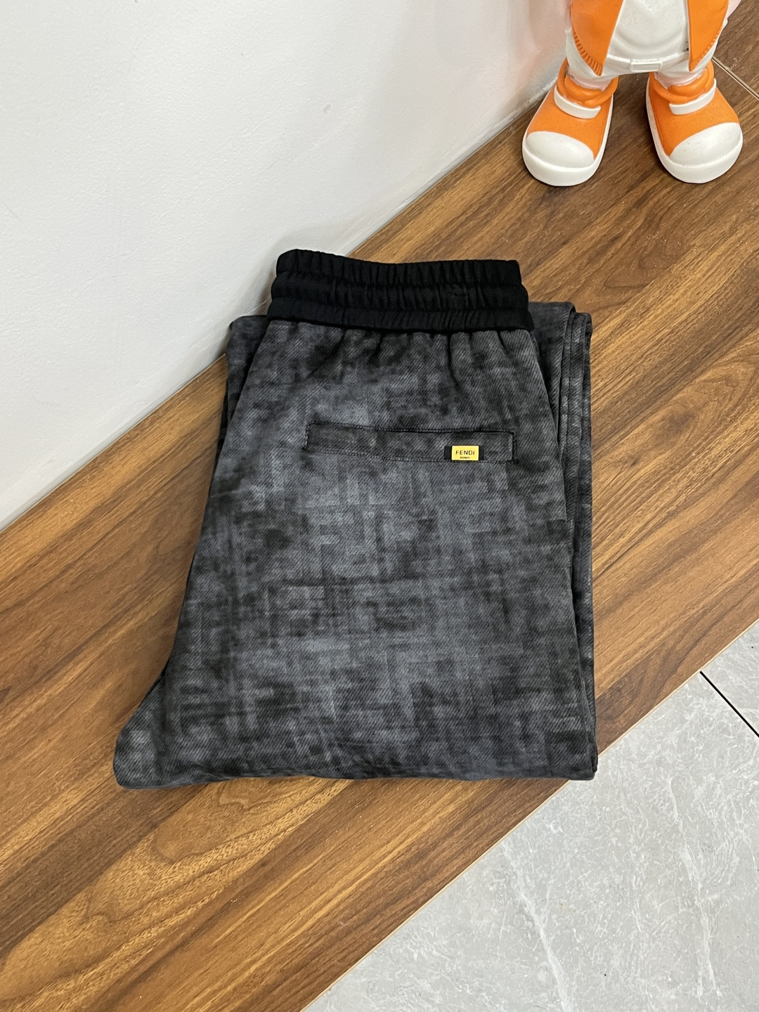 NO:539323,The main recommendation is Fendi's new autumn and winter casual pants!  The official website is released simultaneously. The brand's classic LOGO casual pants, customized fabric, excellent comfort, strong hand touch. Extremely recognizable, perfect quality craftsmanship. The new model of size M-3XL H is launched, fendi, fendi, alexander wang19860909主推 Fendi 芬迪 秋冬新款休闲裤！官网同步发售.品牌经典LOGO休闲裤 ,定制面料,舒适度极好,手触感强烈.辨识度极高,完美品相工艺. 尺码M-3XL H新款首发,,fendi,fendi,alexander wang,Men's clothing