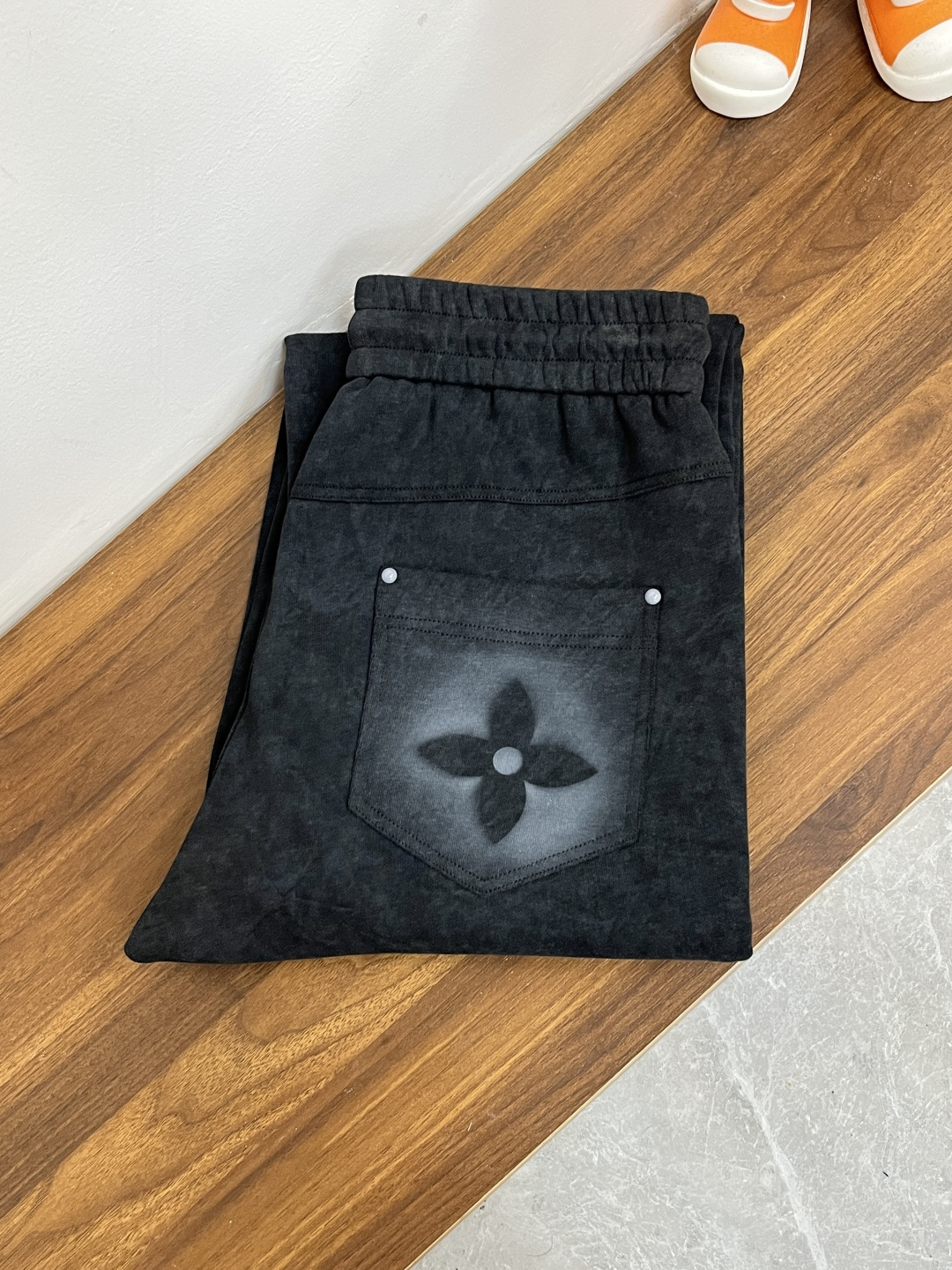 NO:539326,It mainly recommends LV donkey brand new casual pants in autumn and winter!  The official website is released simultaneously. The brand's classic LOGO casual pants, customized fabric, excellent comfort, strong hand touch. Extremely recognizable, perfect quality craftsmanship. The new model of size M-3XL H is launched, louis vuitton, louis vuitton, alexander wang19860909主推 LV 驴牌 秋冬新款休闲裤！官网同步发售.品牌经典LOGO休闲裤 ,定制面料,舒适度极好,手触感强烈.辨识度极高,完美品相工艺. 尺码M-3XL H新款首发,,louis vuitton,louis vuitton,alexander wang,Men's clothing