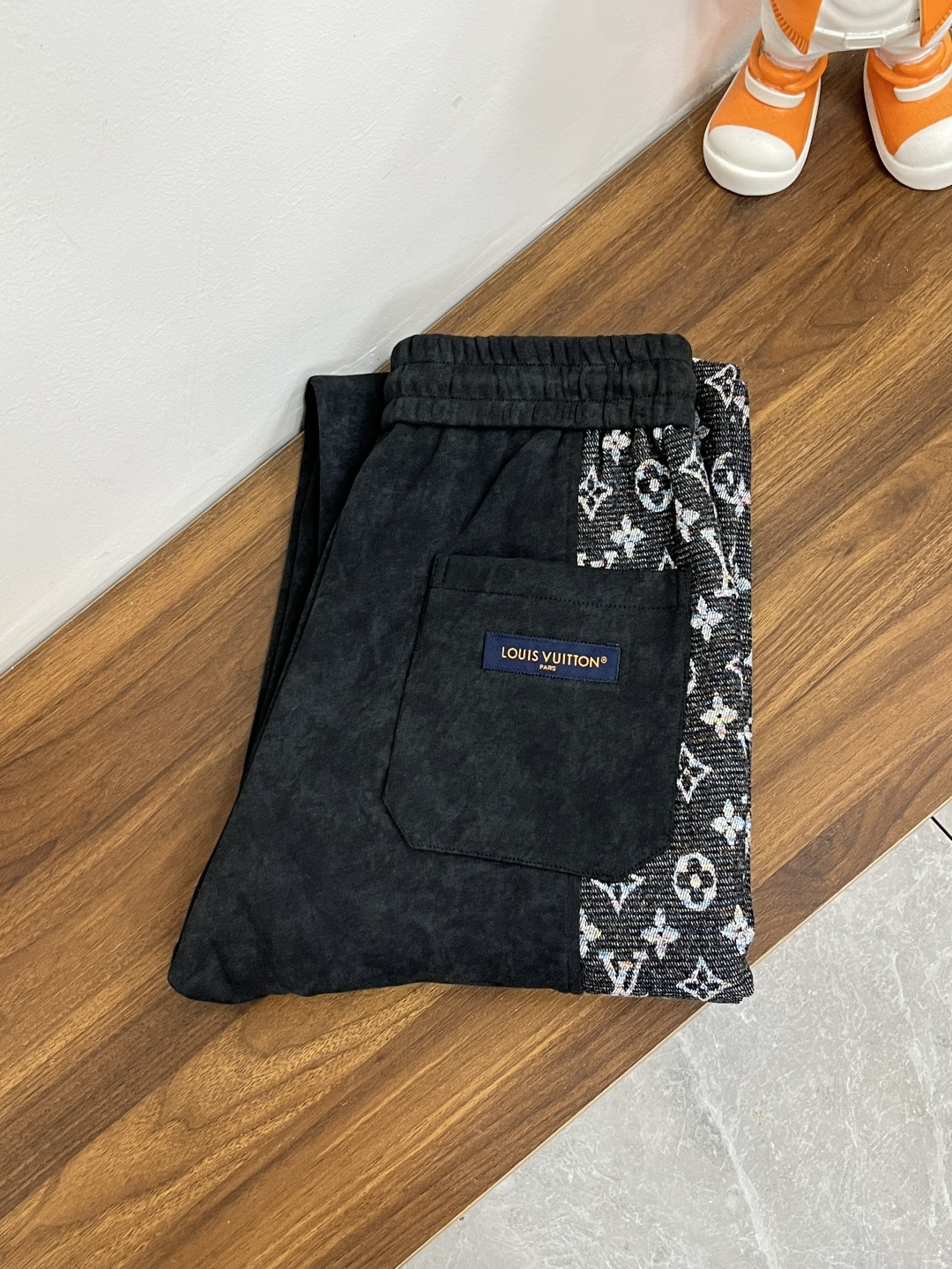 NO:550831,The main recommendation is LV donkey brand new casual pants 2025 autumn and winter!  The official website is released simultaneously. The brand's classic LOGO casual pants, customized fabric, excellent comfort, strong hand touch. Extremely recognizable, perfect quality craftsmanship. The new model of size M-3XL H2025 is launched, louis vuitton, louis vuitton, alexander wang19860909主推 LV 驴牌 2025秋冬新款休闲裤！官网同步发售.品牌经典LOGO休闲裤 ,定制面料,舒适度极好,手触感强烈.辨识度极高,完美品相工艺. 尺码M-3XL H2025新款首发,,louis vuitton,louis vuitton,alexander wang,Men's clothing