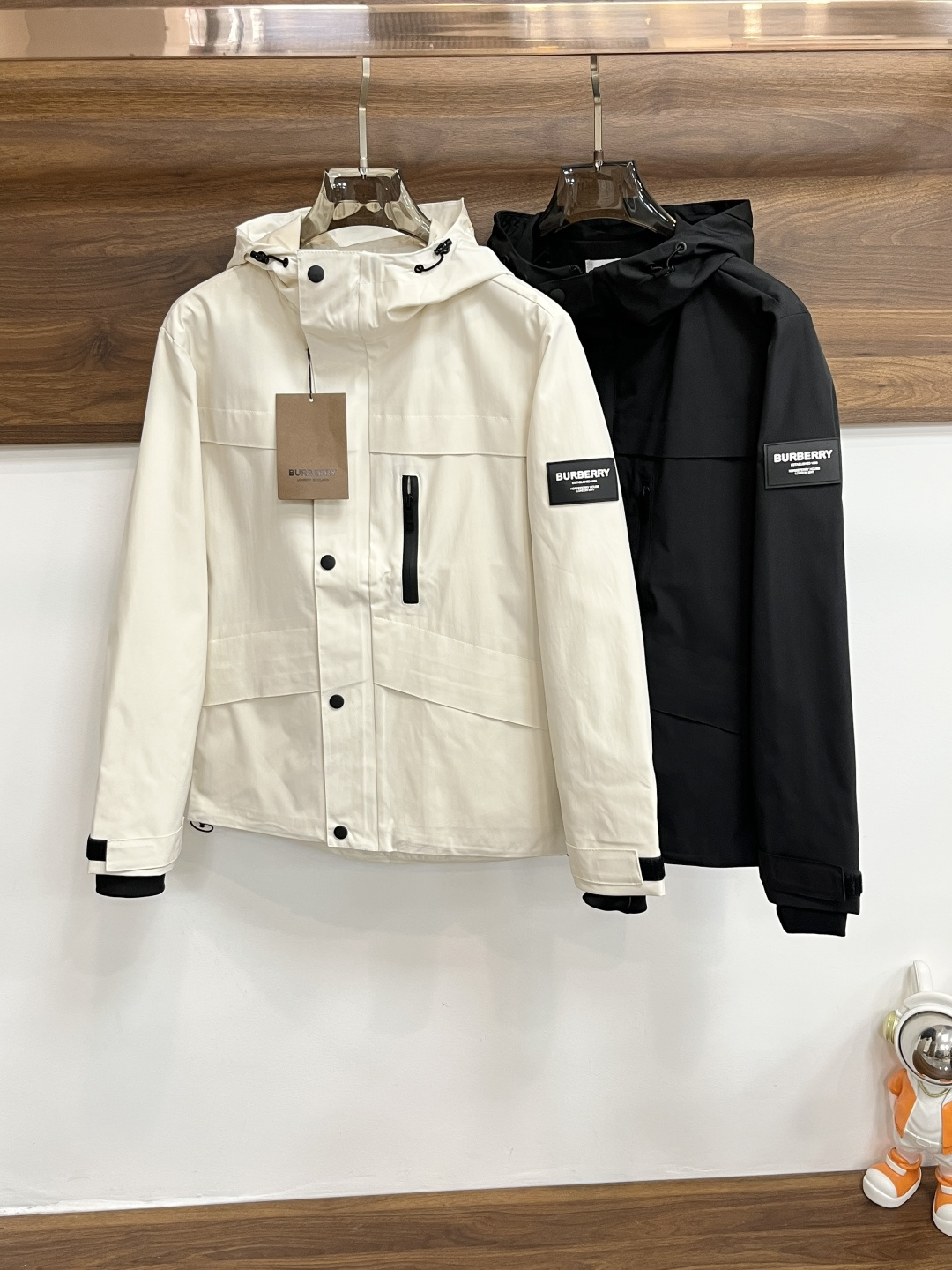 NO:661884,Mainly recommended Burberry Burberry 2025ss new autumn and winter men's hooded jacket, original three-label complete high-end version, counter-customized fabrics, high breathability and comfort, impeccable details, brand element design concept, reflecting high quality. Delicate and soft feel, casual tailoring, excellent upper body shape, size M ~ 3XL H2025 new model debut,, burberry, burberry, jackets & coats, jackets & coats, hats,  19860909主推 Burberry 巴宝莉 2025ss秋冬新款男士连帽夹克外套,原单三标齐全高端版本 专柜定制面料 透气舒适度高,细节无可挑剔,品牌元素设计理念,体现高品质.手感细腻柔软 呈现休闲裁剪,上身版型超赞 码数M～3XL H2025新款首发,,burberry,burberry,jackets & coats,jackets & coats,hats, ,Men's clothing