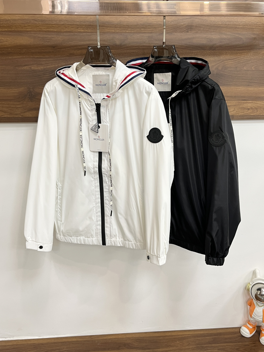 NO:661892,Mainly recommended Moncler men's 2025ss autumn and winter new men's hooded jacket, original three-label complete high-end version, counter-customized fabrics, high breathability and comfort, impeccable details, brand element design concept, reflecting high quality. Delicate and soft feel, casual tailoring, excellent upper body shape, size M ~ 3XL H2025 new model debut,,Moncler,jackets & coats,jackets & coats,hats, 19860909主推 Moncler 蒙口 2025ss秋冬新款男士连帽夹克外套,原单三标齐全高端版本 专柜定制面料 透气舒适度高,细节无可挑剔,品牌元素设计理念,体现高品质.手感细腻柔软 呈现休闲裁剪,上身版型超赞 码数M～3XL H2025新款首发,,Moncler,jackets & coats,jackets & coats,hats, ,Men's clothing