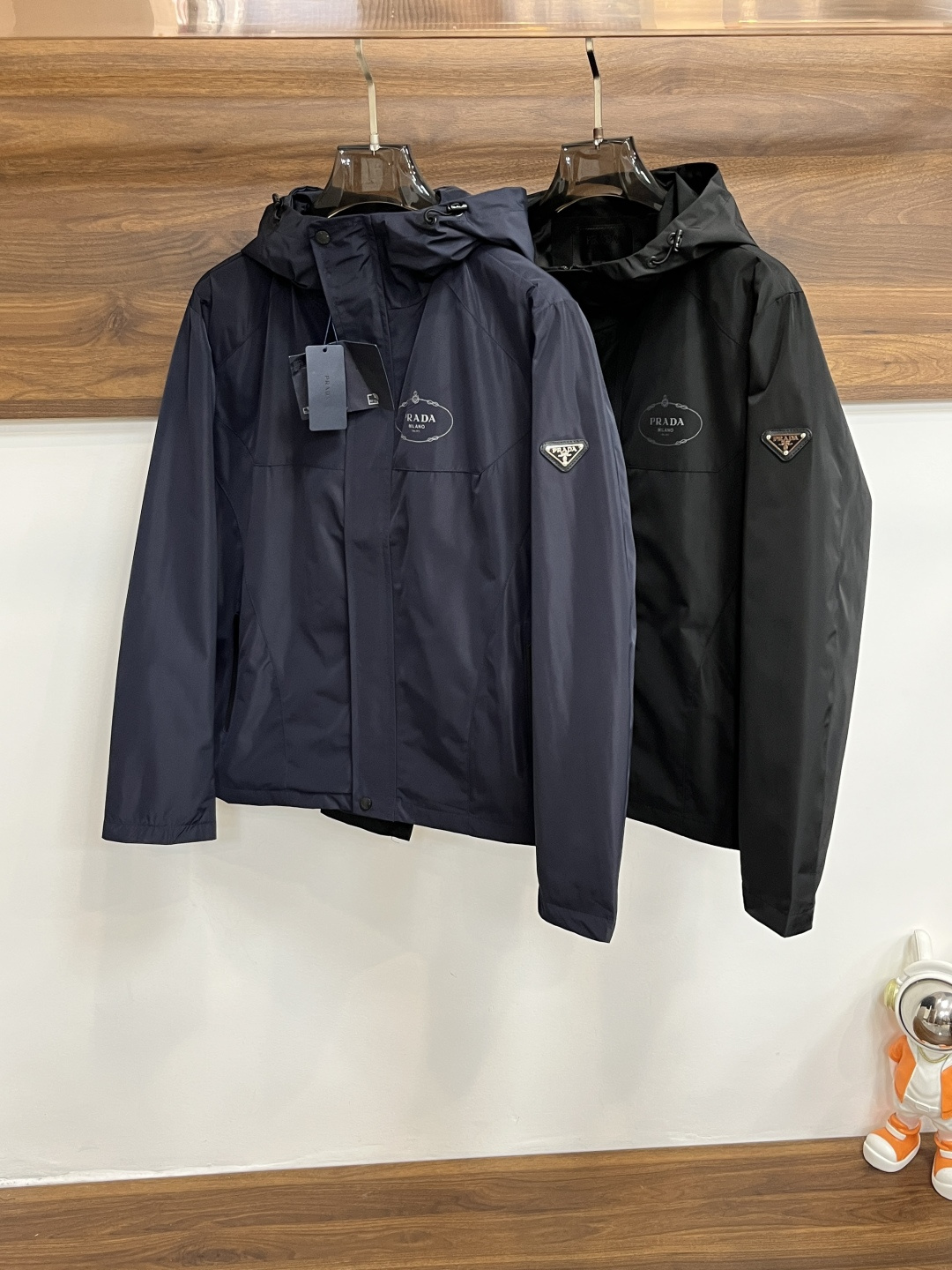 NO:661896,Mainly recommended Prada Prada 2025ss new men's hooded jacket for autumn and winter, original three-label complete high-end version. Custom-made fabrics at the counter. Highly breathable and comfortable, impeccable details, brand element design concept, reflecting high quality. Delicate and soft hand feel. Casual tailoring, upper body shape is great. Size M～3XL H2025 new model debut, prada, prada, jackets & coats, jackets & coats, hats,  19860909主推 Prada 普拉达 2025ss秋冬新款男士连帽夹克外套,原单三标齐全高端版本 专柜定制面料 透气舒适度高,细节无可挑剔,品牌元素设计理念,体现高品质.手感细腻柔软 呈现休闲裁剪,上身版型超赞 码数M～3XL H2025新款首发,,prada,prada,jackets & coats,jackets & coats,hats, ,Men's clothing