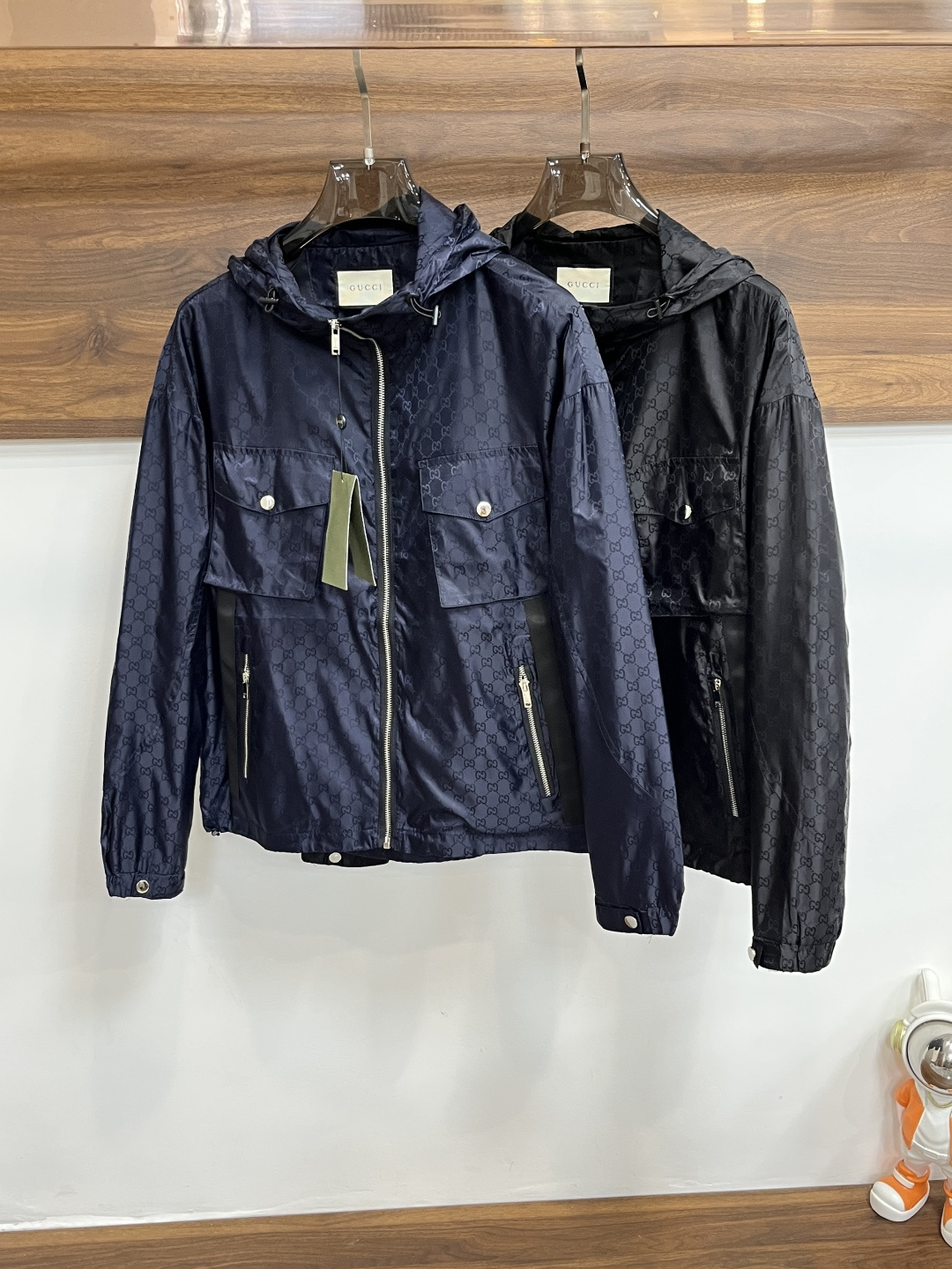 NO:661899,Mainly recommended Gucci Gucci 2025ss new men's hooded jacket for autumn and winter, original three-label complete high-end version. Custom-made fabrics at the counter. Highly breathable and comfortable, impeccable details, brand element design concept, reflecting high quality. It feels delicate and soft. It presents casual tailoring, and the upper body shape is great. The size is M～3XL. H2025 new model debut,,gucci,gucci,jackets & coats,jackets & coats,hats, 19860909主推 Gucci 古驰 2025ss秋冬新款男士连帽夹克外套,原单三标齐全高端版本 专柜定制面料 透气舒适度高,细节无可挑剔,品牌元素设计理念,体现高品质.手感细腻柔软 呈现休闲裁剪,上身版型超赞 码数M～3XL H2025新款首发,,gucci,gucci,jackets & coats,jackets & coats,hats, ,Men's clothing