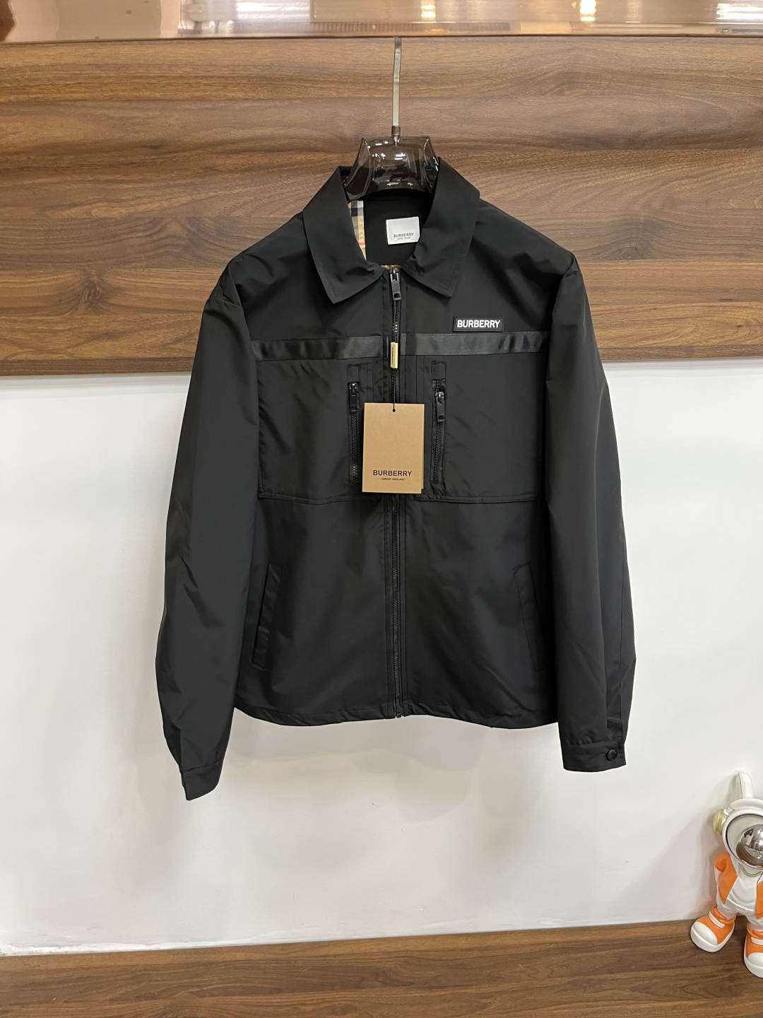 NO:541313,The main recommendation is Burberry Burberry SS ss autumn and winter new men's hooded jacket jacket, original single three-standard complete high-end version, counter custom fabric, high breathability and comfort, impeccable details, brand element design concept, reflecting high quality. The feel is delicate and soft, presents casual cut, and the upper body style is super good. The number of code M~3XL H is the first release of the new model, burberry, burberry, jackets & coats, jackets & coats, hats, alexander wang19860909主推 Burberry 巴宝莉 ss秋冬新款男士连帽夹克外套,原单三标齐全高端版本 专柜定制面料 透气舒适度高,细节无可挑剔,品牌元素设计理念,体现高品质.手感细腻柔软 呈现休闲裁剪,上身版型超赞 码数M～3XL H新款首发,,burberry,burberry,jackets & coats,jackets & coats,hats,alexander wang,Men's clothing