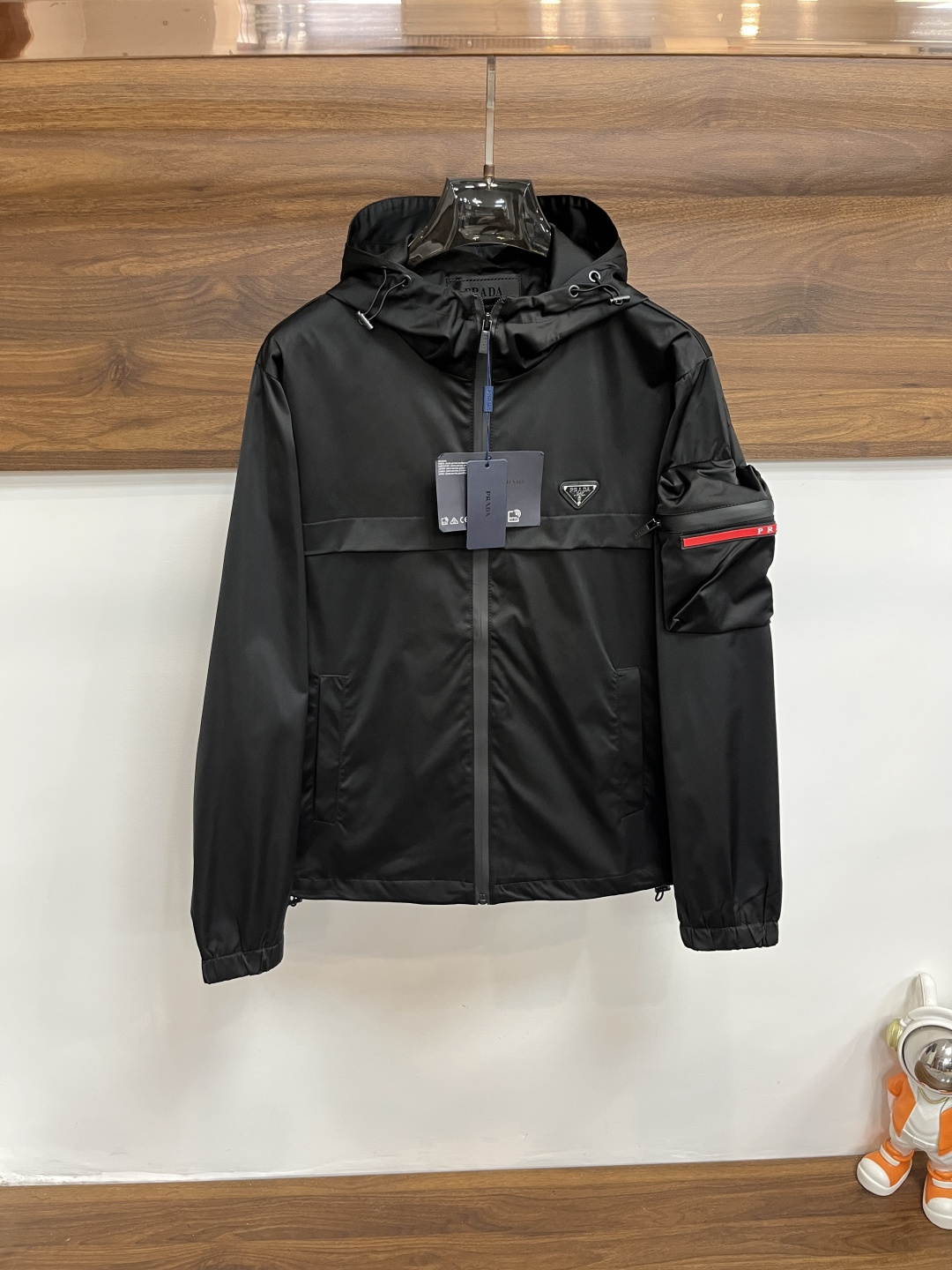 NO:661904,Mainly recommended Prada Prada 2025ss new men's hooded jacket for autumn and winter, original three-label complete high-end version. Custom-made fabrics at the counter. Highly breathable and comfortable, impeccable details, brand element design concept, reflecting high quality. Delicate and soft hand feel. Casual tailoring, upper body shape is great. Size M～3XL H2025 new model debut, prada, prada, jackets & coats, jackets & coats, hats,  19860909主推 Prada 普拉达 2025ss秋冬新款男士连帽夹克外套,原单三标齐全高端版本 专柜定制面料 透气舒适度高,细节无可挑剔,品牌元素设计理念,体现高品质.手感细腻柔软 呈现休闲裁剪,上身版型超赞 码数M～3XL H2025新款首发,,prada,prada,jackets & coats,jackets & coats,hats, ,Men's clothing