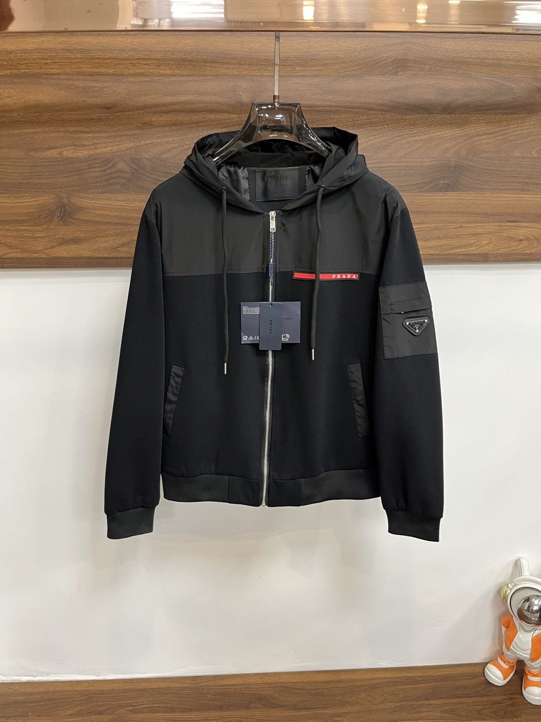 NO:541316,The main recommendation is Prada ss autumn and winter new men's hooded jacket jacket, original single three-standard complete high-end version, counter custom fabric, high breathability and comfort, impeccable details, brand element design concept, reflecting high quality. The feel is delicate and soft, presenting casual cut, and the upper body style is superb. The number of code M~3XL H is the first release of the new model, prada, prada, jackets & coats, jackets & coats, hats, alexander wang19860909主推 Prada 普拉达 ss秋冬新款男士连帽夹克外套,原单三标齐全高端版本 专柜定制面料 透气舒适度高,细节无可挑剔,品牌元素设计理念,体现高品质.手感细腻柔软 呈现休闲裁剪,上身版型超赞 码数M～3XL H新款首发,,prada,prada,jackets & coats,jackets & coats,hats,alexander wang,Men's clothing