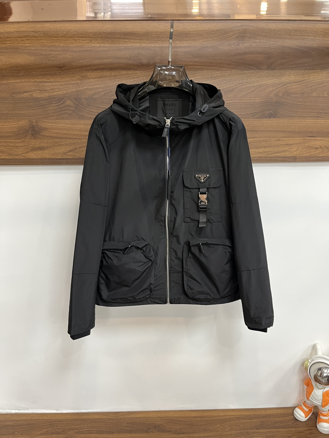 NO:541322,The main recommendation is Prada ss autumn and winter new men's hooded jacket jacket, original single three-standard complete high-end version, counter custom fabric, high breathability and comfort, impeccable details, brand element design concept, reflecting high quality. The feel is delicate and soft, presenting casual cut, and the upper body style is superb. The number of code M~3XL H is the first release of the new model, prada, prada, jackets & coats, jackets & coats, hats, alexander wang19860909主推 Prada 普拉达 ss秋冬新款男士连帽夹克外套,原单三标齐全高端版本 专柜定制面料 透气舒适度高,细节无可挑剔,品牌元素设计理念,体现高品质.手感细腻柔软 呈现休闲裁剪,上身版型超赞 码数M～3XL H新款首发,,prada,prada,jackets & coats,jackets & coats,hats,alexander wang,Men's clothing