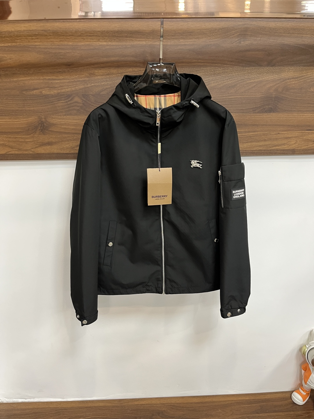 NO:541325,The main recommendation is Burberry Burberry SS ss autumn and winter new men's hooded jacket jacket, original single three-standard complete high-end version, counter custom fabric, high breathability and comfort, impeccable details, brand element design concept, reflecting high quality. The feel is delicate and soft, presents casual cut, and the upper body style is superb. The number of code M~3XL H is the first to release, burberry, burberry, jackets & coats, jackets & coats, hats, alexander wang19860909主推 Burberry 巴宝莉 ss秋冬新款男士连帽夹克外套,原单三标齐全高端版本 专柜定制面料 透气舒适度高,细节无可挑剔,品牌元素设计理念,体现高品质.手感细腻柔软 呈现休闲裁剪,上身版型超赞 码数M～3XL H新款首发,,burberry,burberry,jackets & coats,jackets & coats,hats,alexander wang,Men's clothing