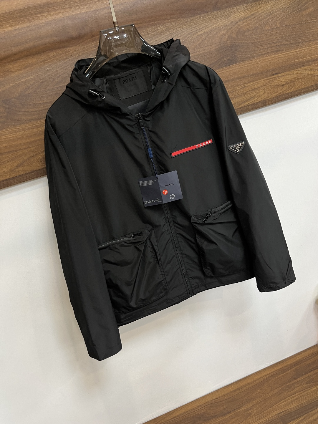 NO:541328,The main recommendation is Prada ss new men's hooded jacket jacket for autumn and winter, the original single three-standard complete high-end version, custom-made fabric for counter, breathable and comfortable, impeccable details, brand element design concept, reflecting high quality. The feel is delicate and soft, presenting casual cut, and the upper body style is superb. The new model of M~3XL H is launched,,prada,prada,jackets & coats,jackets & coats,hats,alexander wang19860909主推 Prada 普拉达 ss秋冬新款男士连帽夹克外套,原单三标齐全高端版本 专柜定制面料 透气舒适度高,细节无可挑剔,品牌元素设计理念,体现高品质.手感细腻柔软 呈现休闲裁剪,上身版型超赞 码数M～3XL H新款首发,,prada,prada,jackets & coats,jackets & coats,hats,alexander wang,Men's clothing