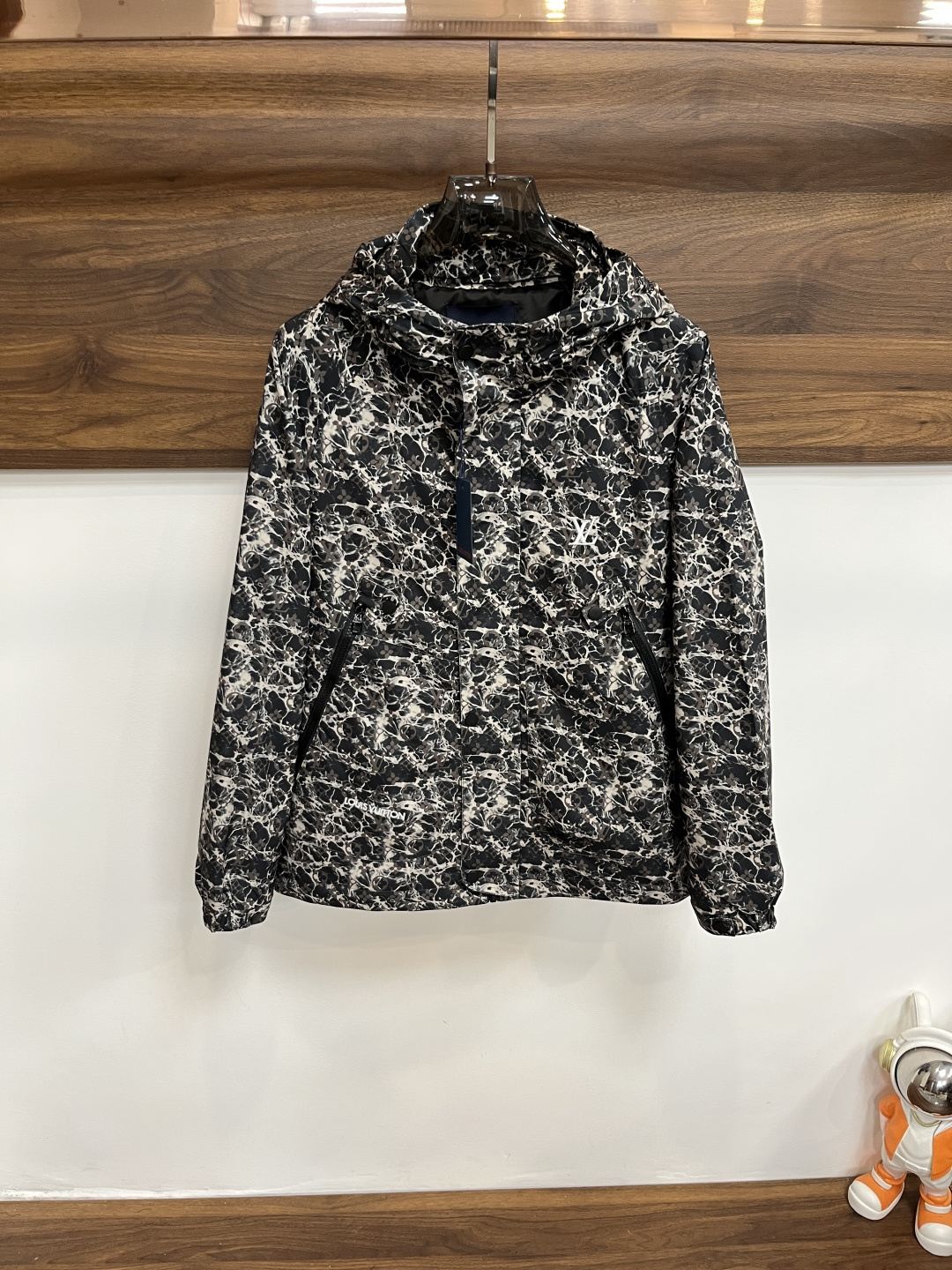 NO:541331,The main recommendation is LV donkey brand ss autumn and winter new men's hooded jacket jacket, original single three-standard complete high-end version, counter custom fabric, high breathability and comfort, impeccable details, brand element design concept, reflecting high quality. The feel is delicate and soft, presenting casual cut, and the upper body style is superb. The number of code M~3XL H is the first release of the new model, louis vuitton, louis vuitton, jackets & coats, jackets & coats, hats, alexander wang19860909主推 LV 驴牌 ss秋冬新款男士连帽夹克外套,原单三标齐全高端版本 专柜定制面料 透气舒适度高,细节无可挑剔,品牌元素设计理念,体现高品质.手感细腻柔软 呈现休闲裁剪,上身版型超赞 码数M～3XL H新款首发,,louis vuitton,louis vuitton,jackets & coats,jackets & coats,hats,alexander wang,Men's clothing