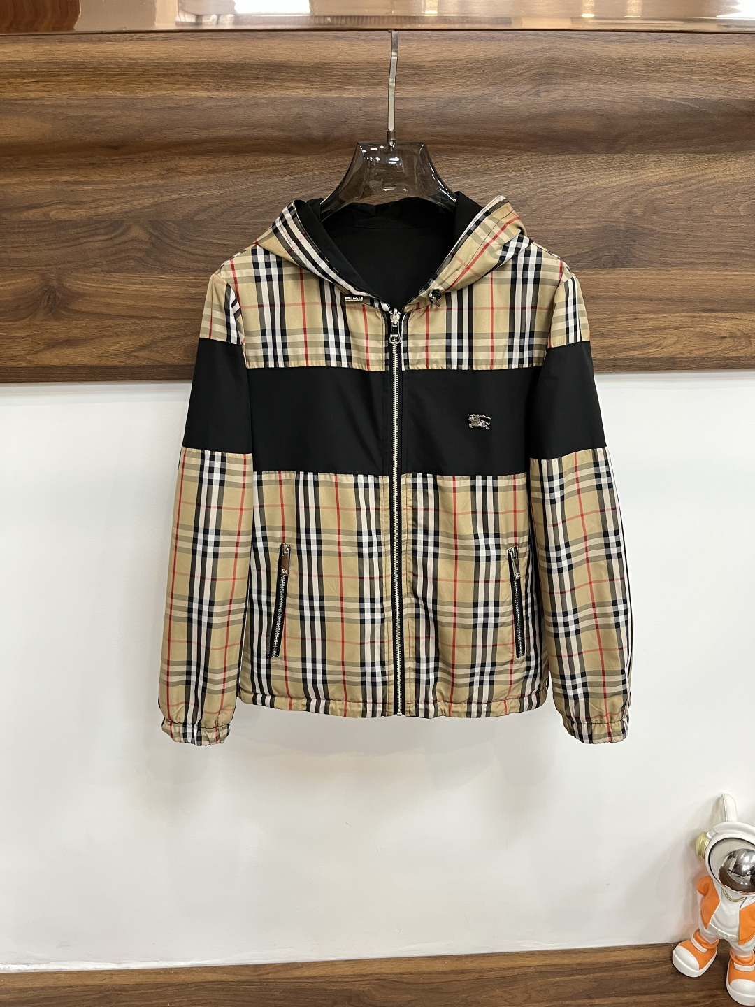 NO:541334,The main recommendation is Burberry Burberry SS's new autumn and winter men's hooded jacket jacket, double-sided jacket jacket!  The original three-standard high-end version, customized counter fabric, breathable and comfortable, impeccable details, brand elements design concept, reflecting high quality. The feel is delicate and soft, presents casual cut, and the upper body style is superb. The new model is launched in the first release of M~3XL H, burberry, burberry, jackets & coats, jackets & coats, hats, alexander wang19860909主推 Burberry 巴宝莉 ss秋冬新款男士连帽夹克外套,双面穿夹克外套！原单三标齐全高端版本 专柜定制面料 透气舒适度高,细节无可挑剔,品牌元素设计理念,体现高品质.手感细腻柔软 呈现休闲裁剪,上身版型超赞 码数M～3XL H新款首发,,burberry,burberry,jackets & coats,jackets & coats,hats,alexander wang,Men's clothing