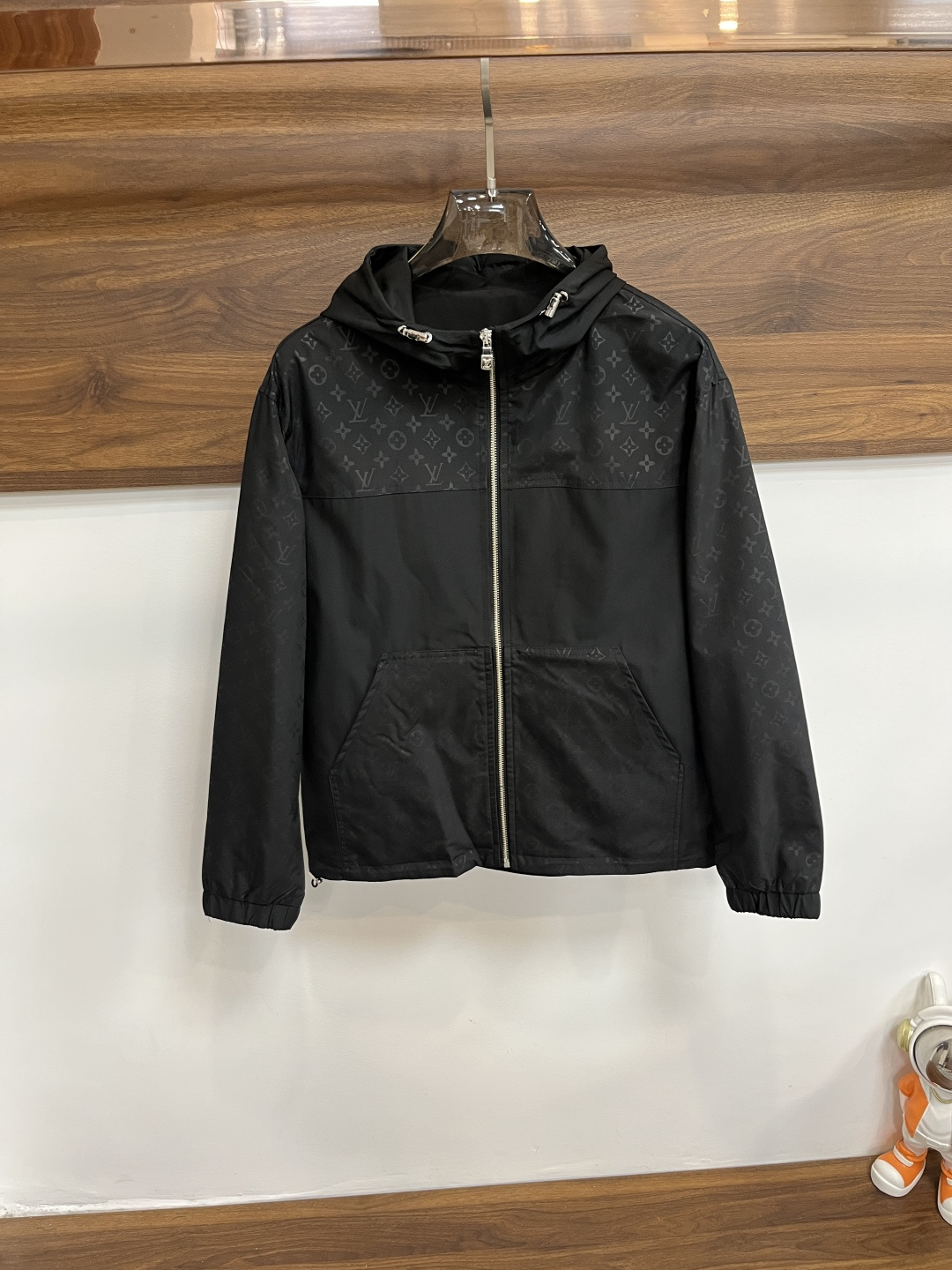 NO:612813,Mainly recommend LV Donkey brand 2025ss new autumn and winter men's hooded jacket, original single three-label high-end version, counter-customized fabrics, high breathability and comfort, impeccable details, brand element design concept, reflecting high quality. Delicate and soft feel, casual tailoring, excellent upper body shape, size M ~ 3XL, H2025 new release,, louis vuitton, louis vuitton, jackets & coats, jackets &  coats,hats,alexander wang19860909主推 LV 驴牌 2025ss秋冬新款男士连帽夹克外套,原单三标齐全高端版本 专柜定制面料 透气舒适度高,细节无可挑剔,品牌元素设计理念,体现高品质.手感细腻柔软 呈现休闲裁剪,上身版型超赞 码数M～3XL H2025新款首发,,louis vuitton,louis vuitton,jackets & coats,jackets & coats,hats,alexander wang,Men's clothing