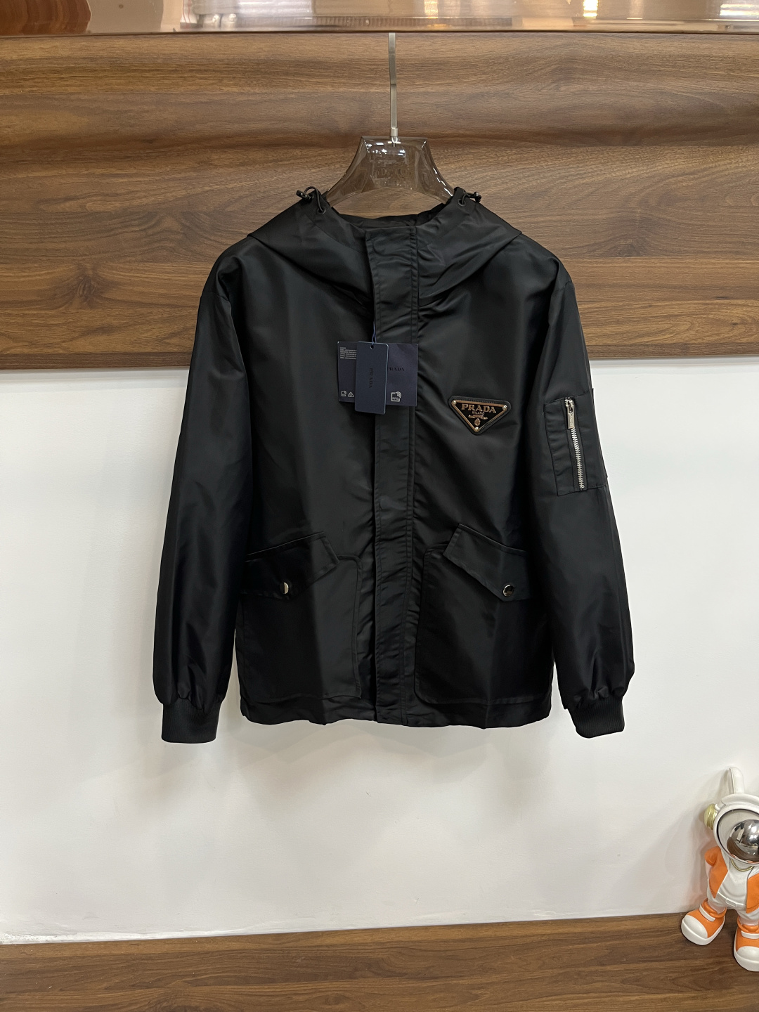 NO:539329,The main recommendation is Prada ss autumn and winter new men's hooded jacket jacket, original single three-standard complete high-end version, counter custom fabric, high breathability and comfort, impeccable details, brand element design concept, reflecting high quality. The feel is delicate and soft, presenting casual cut, and the upper body style is superb. The number of code M~3XL H is the first release of the new model, prada, prada, jackets & coats, jackets & coats, hats, alexander wang19860909主推 Prada 普拉达 ss秋冬新款男士连帽夹克外套,原单三标齐全高端版本 专柜定制面料 透气舒适度高,细节无可挑剔,品牌元素设计理念,体现高品质.手感细腻柔软 呈现休闲裁剪,上身版型超赞 码数M～3XL H新款首发,,prada,prada,jackets & coats,jackets & coats,hats,alexander wang,Men's clothing