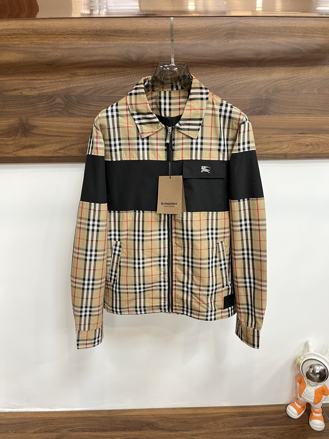 NO:539334,The main recommendation is Burberry Burberry SS's new men's lapel jacket jacket, original single three-standard complete high-end version, counter custom fabric, high breathability and comfort, impeccable details, brand element design concept, reflecting high quality. The feel is delicate and soft, presenting casual cut, and the upper body style is superb. The number of code M~3XL H is the first to release, burberry, burberry, jackets & coats, jackets & coats, alexander wang19860909主推 Burberry 巴宝莉 ss秋冬新款男士翻领夹克外套,原单三标齐全高端版本 专柜定制面料 透气舒适度高,细节无可挑剔,品牌元素设计理念,体现高品质.手感细腻柔软 呈现休闲裁剪,上身版型超赞 码数M～3XL H新款首发,,burberry,burberry,jackets & coats,jackets & coats,alexander wang,Men's clothing