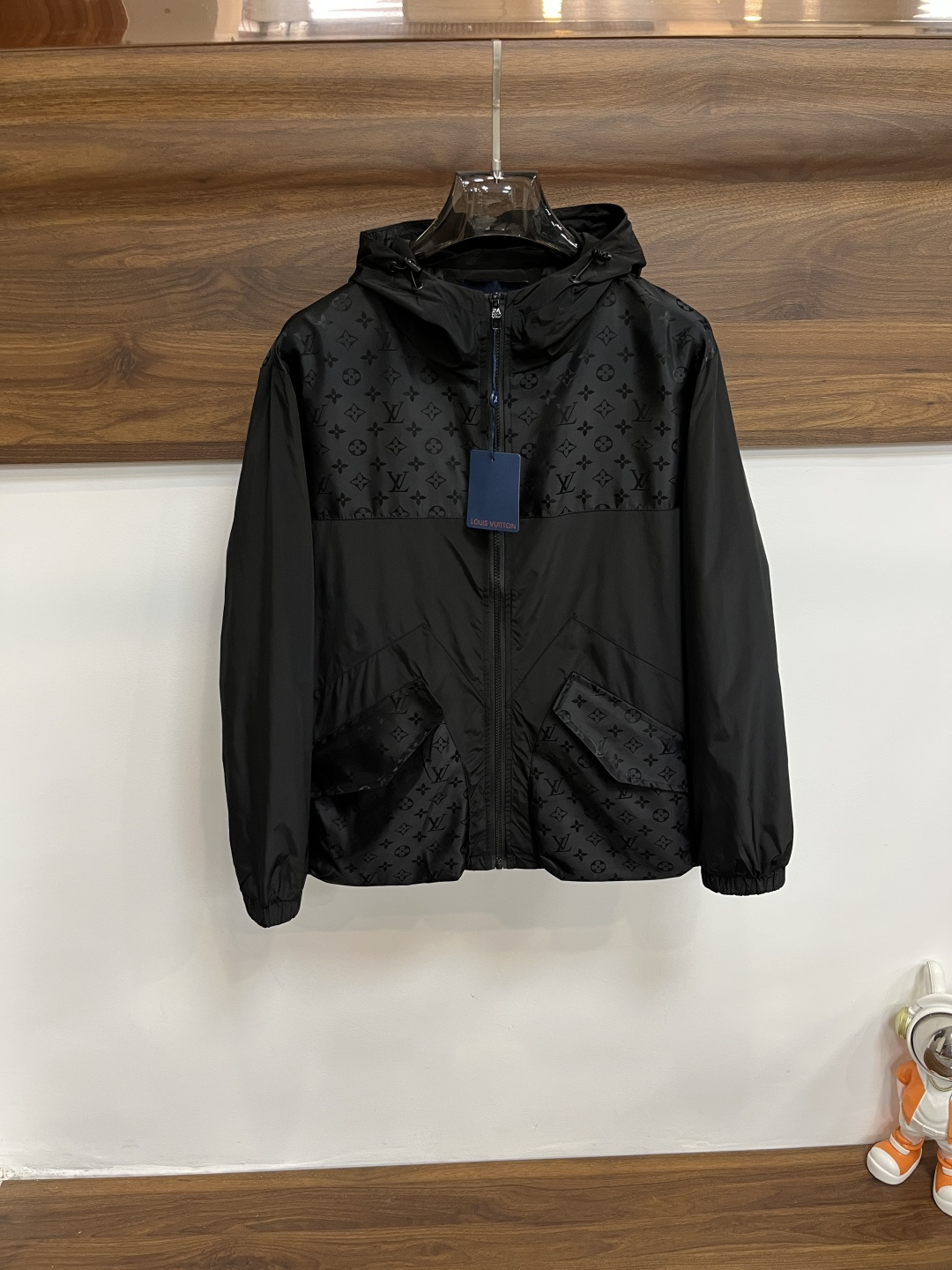 NO:539309,The main recommendation is LV donkey brand ss autumn and winter new men's hooded jacket jacket, original single three-standard complete high-end version, counter custom fabric, high breathability and comfort, impeccable details, brand element design concept, reflecting high quality. The feel is delicate and soft, presenting casual cut, and the upper body style is superb. The number of code M~3XL H is the first release of the new model, louis vuitton, louis vuitton, jackets & coats, jackets & coats, hats, alexander wang19860909主推 LV 驴牌 ss秋冬新款男士连帽夹克外套,原单三标齐全高端版本 专柜定制面料 透气舒适度高,细节无可挑剔,品牌元素设计理念,体现高品质.手感细腻柔软 呈现休闲裁剪,上身版型超赞 码数M～3XL H新款首发,,louis vuitton,louis vuitton,jackets & coats,jackets & coats,hats,alexander wang,Men's clothing