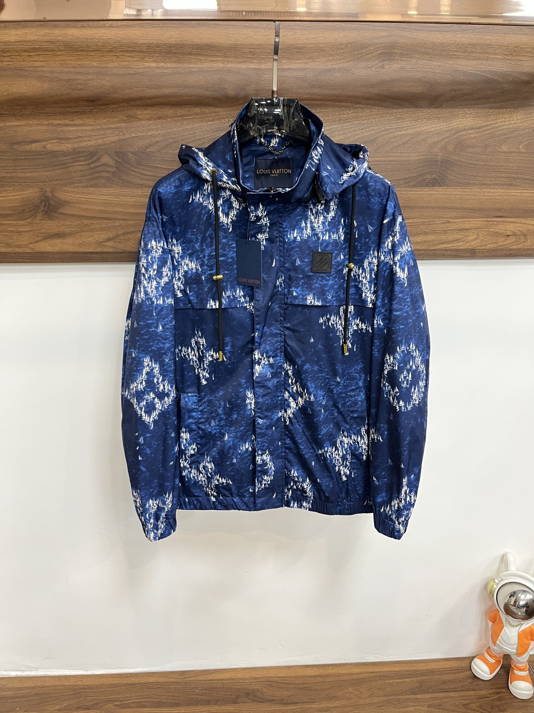 NO:539324,The main recommendation is LV donkey brand ss autumn and winter new men's hooded jacket jacket, original single three-standard complete high-end version, counter custom fabric, high breathability and comfort, impeccable details, brand element design concept, reflecting high quality. The feel is delicate and soft, presenting casual cut, and the upper body style is superb. The number of code M~3XL H is the first release of the new model, louis vuitton, louis vuitton, jackets & coats, jackets & coats, hats, alexander wang19860909主推 LV 驴牌 ss秋冬新款男士连帽夹克外套,原单三标齐全高端版本 专柜定制面料 透气舒适度高,细节无可挑剔,品牌元素设计理念,体现高品质.手感细腻柔软 呈现休闲裁剪,上身版型超赞 码数M～3XL H新款首发,,louis vuitton,louis vuitton,jackets & coats,jackets & coats,hats,alexander wang,Men's clothing