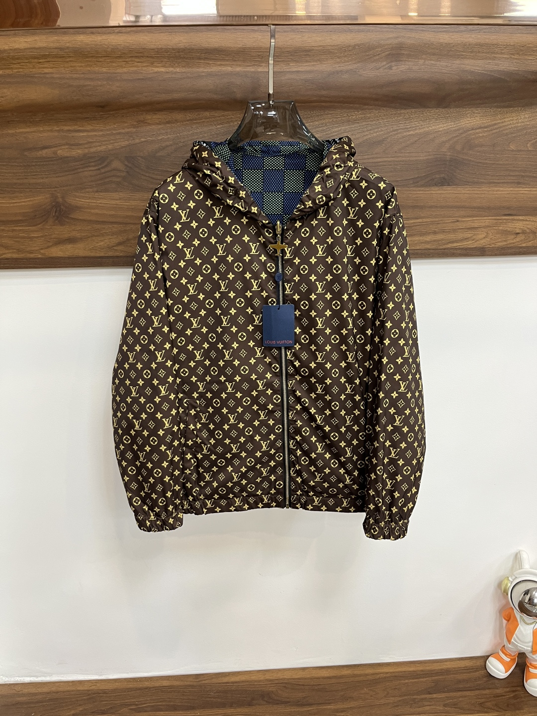 NO:610544,Mainly recommend LV Donkey brand reversible jacket, 2025ss new autumn and winter men's hooded jacket, original three-label complete high-end version. Custom-made fabrics at the counter. Highly breathable and comfortable, impeccable details, brand element design concept, reflecting high quality. Delicate and soft feel. Casual tailoring, excellent upper body size. M～3XL. H2025 new model launch,, louis vuitton, louis vuitton, jackets & coats, jackets &  coats,hats,alexander wang19860909主推 LV 驴牌 双面穿夹克,2025ss秋冬新款男士连帽夹克外套,原单三标齐全高端版本 专柜定制面料 透气舒适度高,细节无可挑剔,品牌元素设计理念,体现高品质.手感细腻柔软 呈现休闲裁剪,上身版型超赞 码数M～3XL H2025新款首发,,louis vuitton,louis vuitton,jackets & coats,jackets & coats,hats,alexander wang,Men's clothing