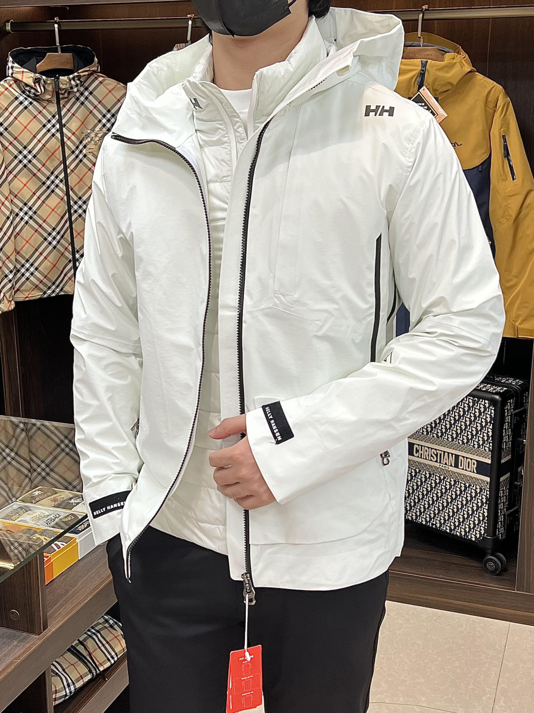 NO:540361,The latest fashion designer down jacket, HH hooded down jacket, outdoor down three-in-one windbreaker, 90# white duck down filling, details everywhere show the high-level structural tailoring design changes to show the diverse image changes of men, slim and neat, tailoring, meet the popular multi-layered outfits and versatile styles of life!  Color black white Number M-3XL H new model first release, Jackets & coats, down jacket, hats, alexander wang19860909主推羽绒 HH 最新款时尚设计师款羽绒外套HH连帽羽绒服,户外羽绒三合一冲锋衣,90#白鸭绒填充,处处细节显工艺足够的高级结构性剪裁的设计改变来展现男士多样的形象变化,修身利落、剪裁合体,满足时下正流行的多层次穿搭,生活百搭款式！ 颜色黑色 白色 码数M-3XL H新款首发,,jackets & coats,down jacket,hats,alexander wang,Men's clothing