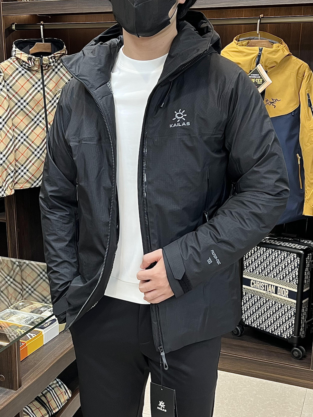 NO:540364,The latest fashion designer down jacket Kaileshi is a hooded down jacket, outdoor down jacket, 90# white duck down filling, details are displayed everywhere, with sufficient high-level structural tailoring design changes to show the diverse image changes of men, slim and neat, tailoring, meeting the popular multi-layered outfits and versatile styles of life!  Color black blue light blue S-XXL H new model first release, Jackets & coats, down jacket, hats, alexander wang19860909主推羽绒 凯乐石 最新款时尚设计师款羽绒外套凯乐石连帽羽绒服,户外羽绒服冲锋衣,90#白鸭绒填充,处处细节显工艺足够的高级结构性剪裁的设计改变来展现男士多样的形象变化,修身利落、剪裁合体,满足时下正流行的多层次穿搭,生活百搭款式！ 颜色黑色 蓝色 浅蓝色 码数S-XXL H新款首发,,jackets & coats,down jacket,hats,alexander wang,Men's clothing