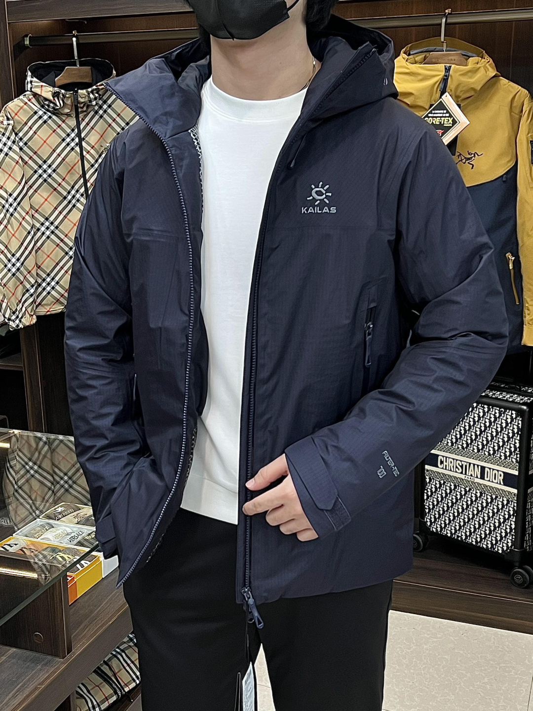 NO:540367,The latest fashion designer down jacket hooded down jacket, outdoor down jacket, 90# white duck down filling, details are displayed everywhere, with sufficient high-level structural tailoring design changes to show the diverse image changes of men, slim and neat, tailoring, meeting the popular multi-layered outfits and versatile styles of life!  Color black blue light blue S-XXL H new model first release, Jackets & coats, down jacket, hats, alexander wang19860909主推羽绒 凯乐石 最新款时尚设计师款羽绒外套连帽羽绒服,户外羽绒服冲锋衣,90#白鸭绒填充,处处细节显工艺足够的高级结构性剪裁的设计改变来展现男士多样的形象变化,修身利落、剪裁合体,满足时下正流行的多层次穿搭,生活百搭款式！ 颜色黑色 蓝色 浅蓝色 码数S-XXL H新款首发,,jackets & coats,down jacket,hats,alexander wang,Men's clothing