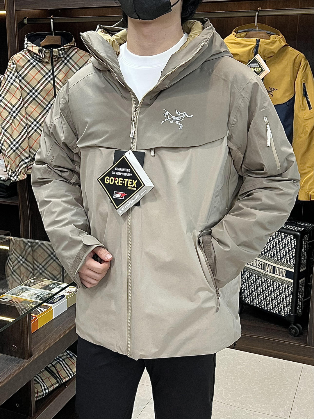 NO:540370,The latest fashion designer down jacket Archaeoptera bird hooded down jacket, outdoor down jacket, 90# white duck down filling, details everywhere show the high-level structural tailoring design changes to show the diverse image changes of men, slim and neat, tailoring, meet the popular multi-layered outfits and versatile styles of life!  Color black yellow blue gray coffee S-XXL H new model first release, arc'teryx, jackets & coats, down jacket, hats, alexander wang19860909主推羽绒 始祖鸟 最新款时尚设计师款羽绒外套始祖鸟连帽羽绒服,户外羽绒服冲锋衣,90#白鸭绒填充,处处细节显工艺足够的高级结构性剪裁的设计改变来展现男士多样的形象变化,修身利落、剪裁合体,满足时下正流行的多层次穿搭,生活百搭款式！ 颜色黑色 黄蓝色 灰咖 码数S-XXL H新款首发,arc'teryx,jackets & coats,down jacket,hats,alexander wang,Men's clothing