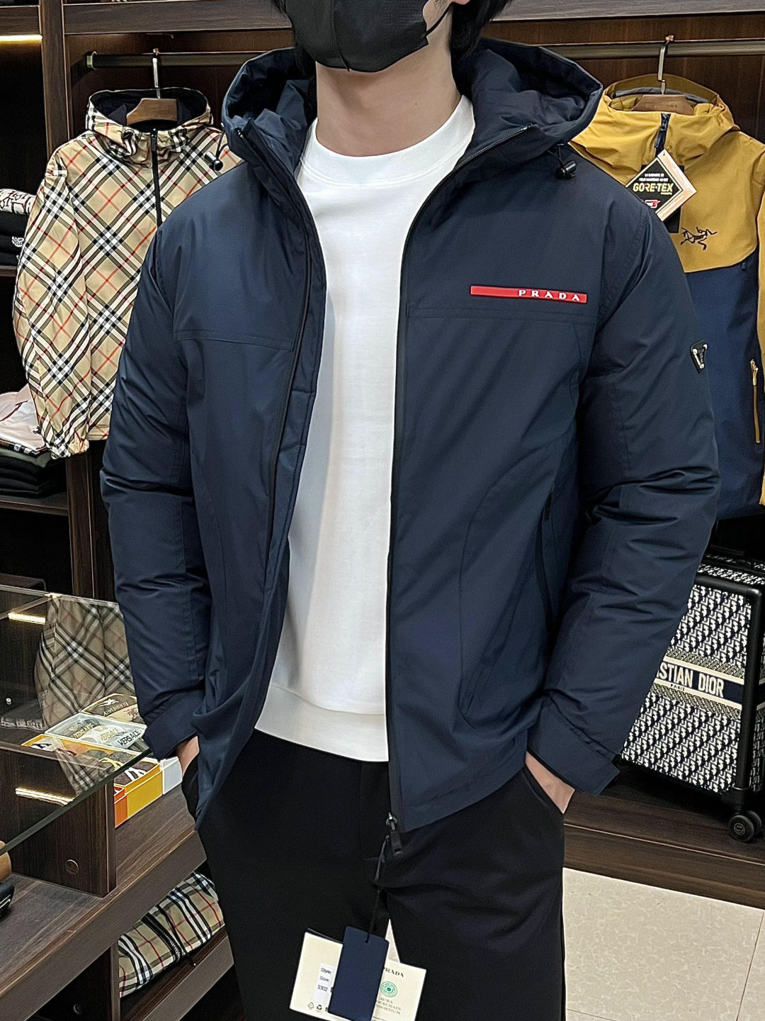 NO:540373,The latest fashion designer down jacket hooded down jacket, 90# white duck down filling, details are displayed everywhere, with sufficient high-level structural tailoring design changes to show the diverse image changes of men, slim and neat, tailoring, meeting the popular multi-layered outfits and versatile styles of life!  Color black blue code number M-XXXL H new model first release, prada, prada, jackets & coats, down jacket, hats, alexander wang19860909主推羽绒 Prada 普拉达 最新款时尚设计师款羽绒外套连帽羽绒服,90#白鸭绒填充,处处细节显工艺足够的高级结构性剪裁的设计改变来展现男士多样的形象变化,修身利落、剪裁合体,满足时下正流行的多层次穿搭,生活百搭款式！ 颜色黑色 蓝色 码数M-XXXL H新款首发,,prada,prada,jackets & coats,down jacket,hats,alexander wang,Men's clothing