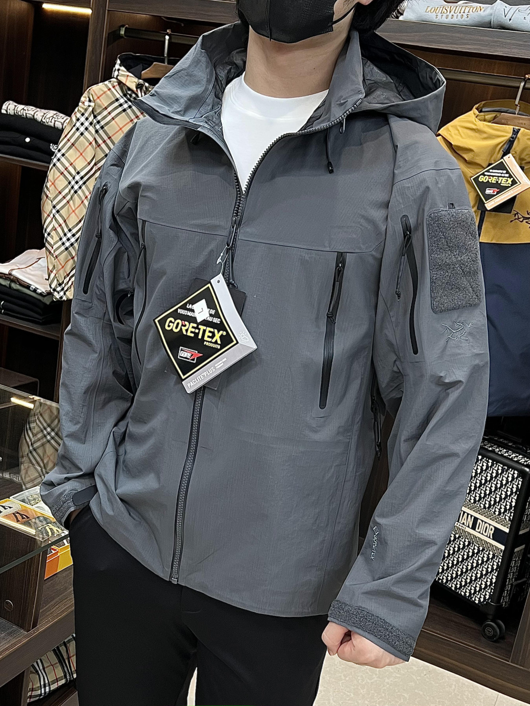 NO:566985,The main recommendation is Arc'teryx 25SS new sportswear. Arc'teryx hooded jacket is made of recycled nylon fabric. It is a quick-drying casual jacket for sports and outdoor use. The style is very unique and novel, with a great sense of class and a great-looking upper body effect. Highly recommended!  Size S-2XL H2025 new model debut,arc'teryx,jackets & coats,jackets & coats,hats,alexander wang19860909主推 始祖鸟 25SS新款运动服始祖鸟连帽夹克采用再生尼龙面料制作而成,运动户外速干休闲外套,款式非常独特新颖,档次感超赞,上身效果巨好看,强烈推荐！ 码数S-2XL H2025新款首发,arc'teryx,jackets & coats,jackets & coats,hats,alexander wang,Men's clothing