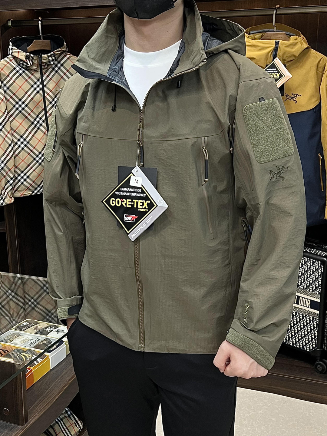 NO:568969,The main recommendation is Arc'teryx 25SS new sportswear. Arc'teryx hooded jacket is made of recycled nylon fabric. It is a quick-drying casual jacket for sports and outdoor use. The style is very unique and novel, with a great sense of class and a great-looking upper body effect. Highly recommended!  Size S-2XL H2025 new model debut,arc'teryx,jackets & coats,jackets & coats,hats,alexander wang19860909主推 始祖鸟 25SS新款运动服始祖鸟连帽夹克采用再生尼龙面料制作而成,运动户外速干休闲外套,款式非常独特新颖,档次感超赞,上身效果巨好看,强烈推荐！ 码数S-2XL H2025新款首发,arc'teryx,jackets & coats,jackets & coats,hats,alexander wang,Men's clothing