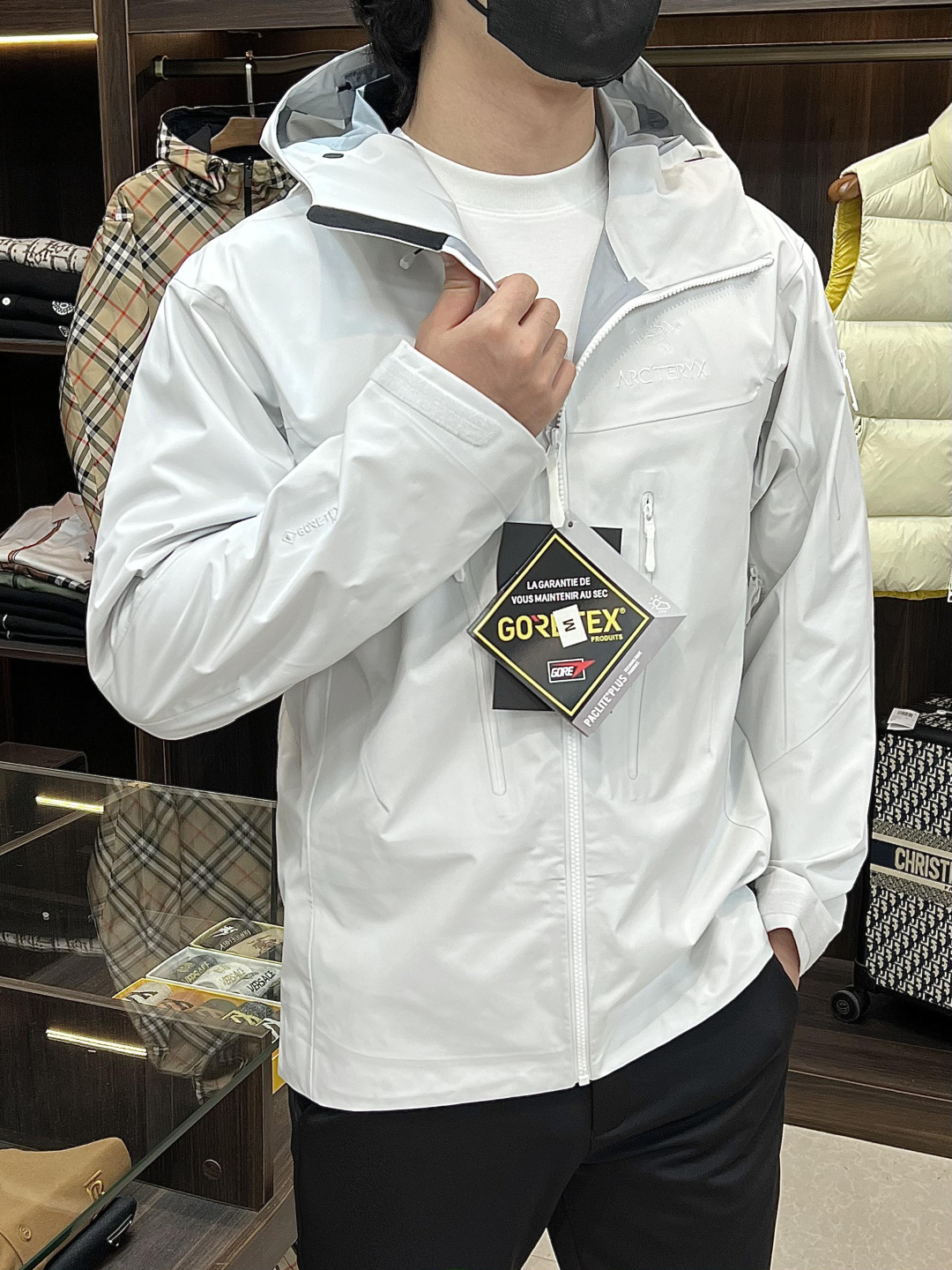 NO:538340,The main recommendation is the new ARCTERYX 25SS sportswear Archaeopteryx hooded jacket made of recycled nylon fabric. It is a sports outdoor quick-drying casual jacket. The style is very unique and novel, the texture is excellent, and the upper body effect is huge and beautiful. It is highly recommended!  S-2XL H2025 new model debuts, arc'teryx, jackets & coats, jackets & coats, hats, alexander wang19860909主推 ARCTERYX 25SS新款运动服始祖鸟连帽夹克采用再生尼龙面料制作而成,运动户外速干休闲外套,款式非常独特新颖,档次感超赞,上身效果巨好看,强烈推荐！ 码数S-2XL H2025新款首发,arc'teryx,jackets & coats,jackets & coats,hats,alexander wang,Men's clothing