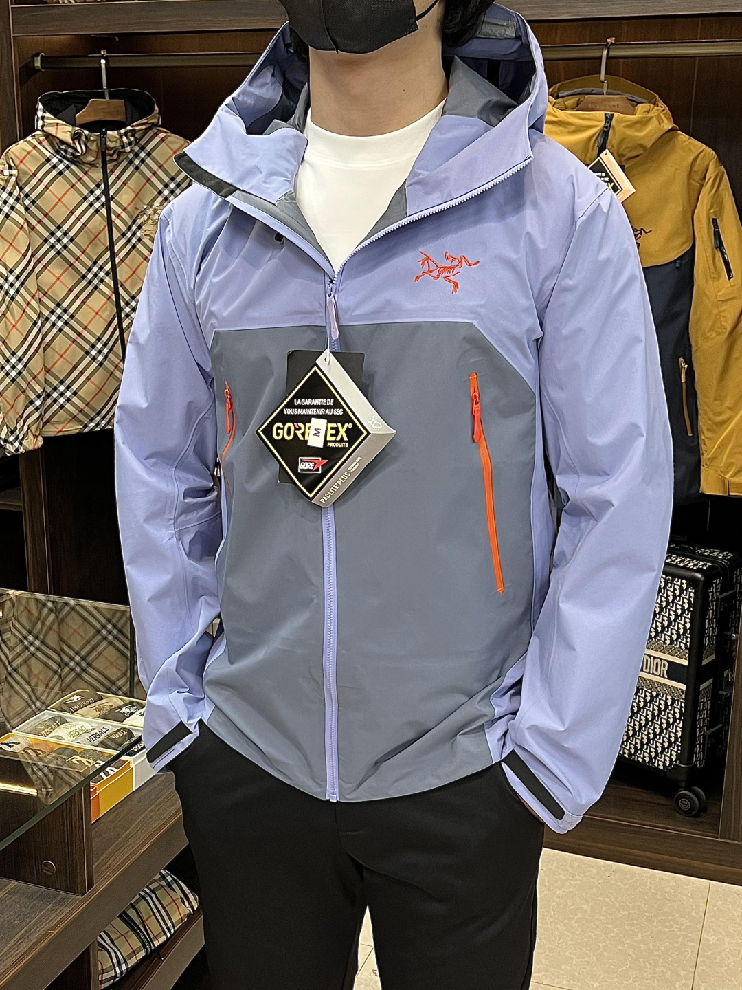 NO:548133,The main recommendation is the new ARCTERYX 25SS sportswear Archaeopteryx hooded jacket made of recycled nylon fabric. It is a sports outdoor quick-drying casual jacket. The style is very unique and novel, the texture is excellent, and the upper body effect is huge and beautiful. It is highly recommended!  S-2XL H2025 new model debuts, arc'teryx, jackets & coats, jackets & coats, hats, alexander wang19860909主推 ARCTERYX 25SS新款运动服始祖鸟连帽夹克采用再生尼龙面料制作而成,运动户外速干休闲外套,款式非常独特新颖,档次感超赞,上身效果巨好看,强烈推荐！ 码数S-2XL H2025新款首发,arc'teryx,jackets & coats,jackets & coats,hats,alexander wang,Men's clothing