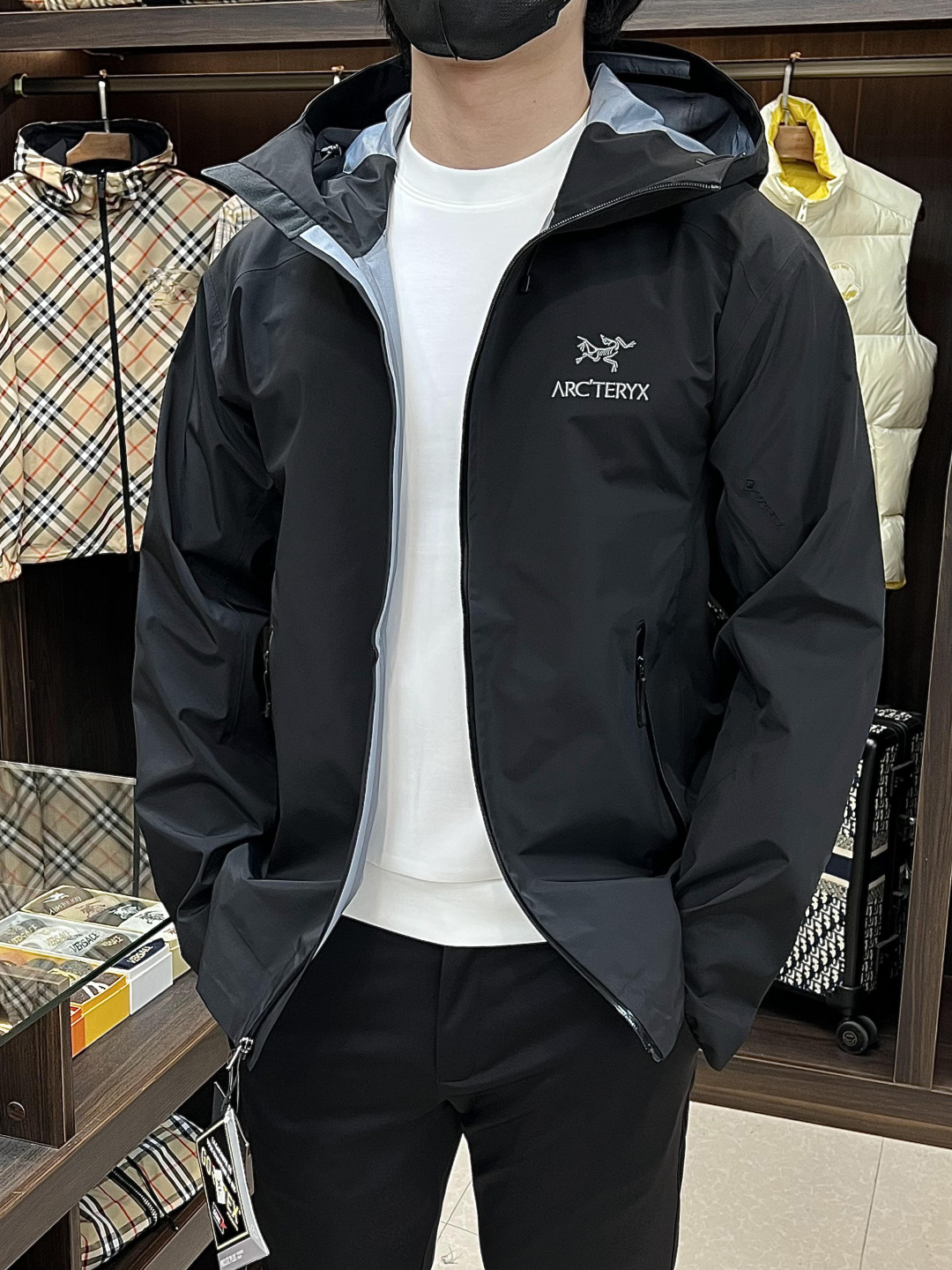 NO:538342,The main recommendation is the new ARCTERYX 25SS sportswear Archaeopteryx hooded jacket made of recycled nylon fabric. It is a sports outdoor quick-drying casual jacket. The style is very unique and novel, the texture is excellent, and the upper body effect is huge and beautiful. It is highly recommended!  S-2XL H2025 new model debuts, arc'teryx, jackets & coats, jackets & coats, hats, alexander wang19860909主推 ARCTERYX 25SS新款运动服始祖鸟连帽夹克采用再生尼龙面料制作而成,运动户外速干休闲外套,款式非常独特新颖,档次感超赞,上身效果巨好看,强烈推荐！ 码数S-2XL H2025新款首发,arc'teryx,jackets & coats,jackets & coats,hats,alexander wang,Men's clothing