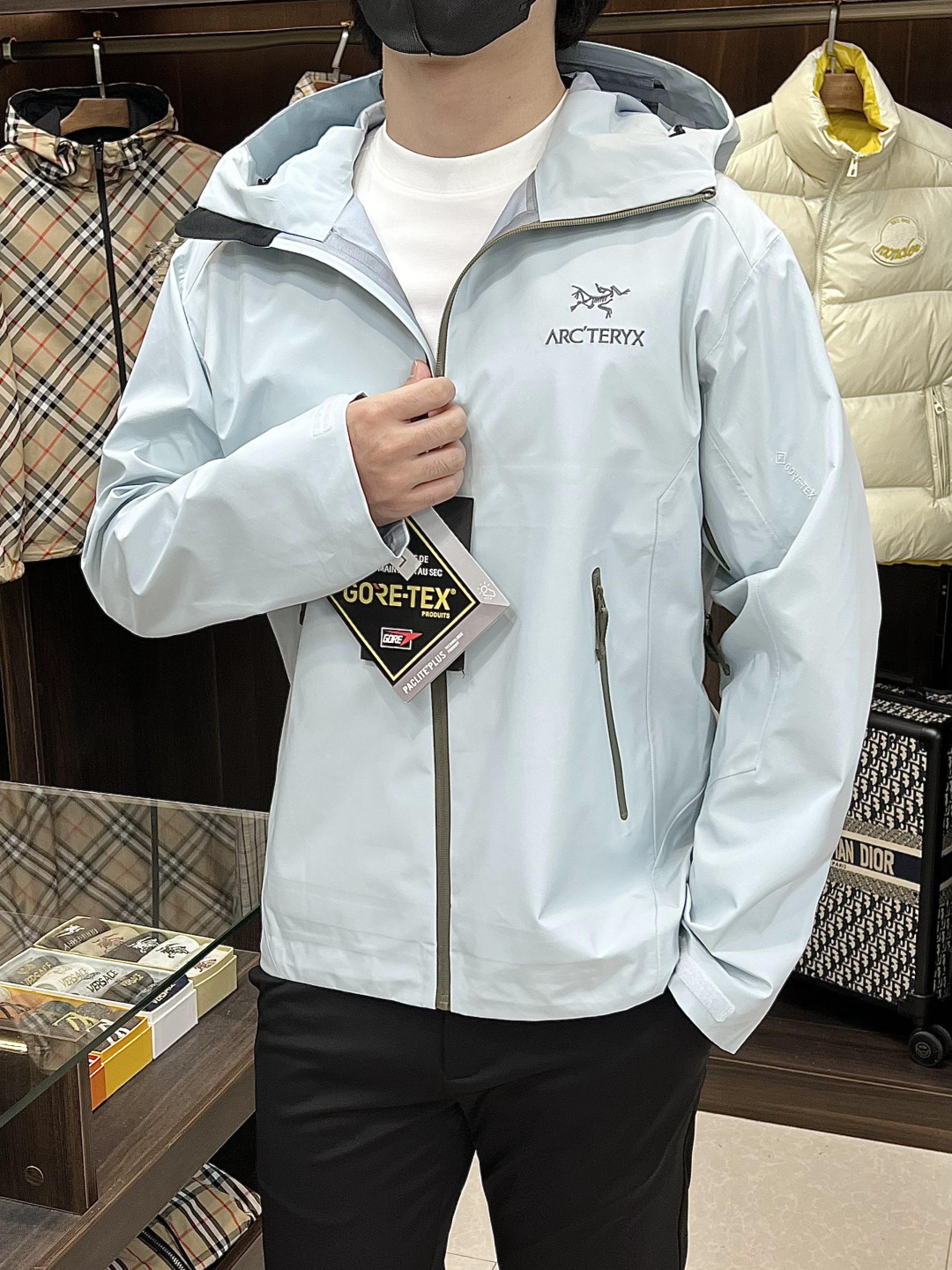 NO:540360,The main recommendation is the new ARCTERYX 25SS sportswear Archaeopteryx hooded jacket made of recycled nylon fabric. It is a sports outdoor quick-drying casual jacket. The style is very unique and novel, the texture is excellent, and the upper body effect is huge and beautiful. It is highly recommended!  S-2XL H new model debut, arc'teryx, jackets & coats, jackets & coats, hats, alexander wang19860909主推 ARCTERYX 25SS新款运动服始祖鸟连帽夹克采用再生尼龙面料制作而成,运动户外速干休闲外套,款式非常独特新颖,档次感超赞,上身效果巨好看,强烈推荐！ 码数S-2XL H新款首发,arc'teryx,jackets & coats,jackets & coats,hats,alexander wang,Men's clothing