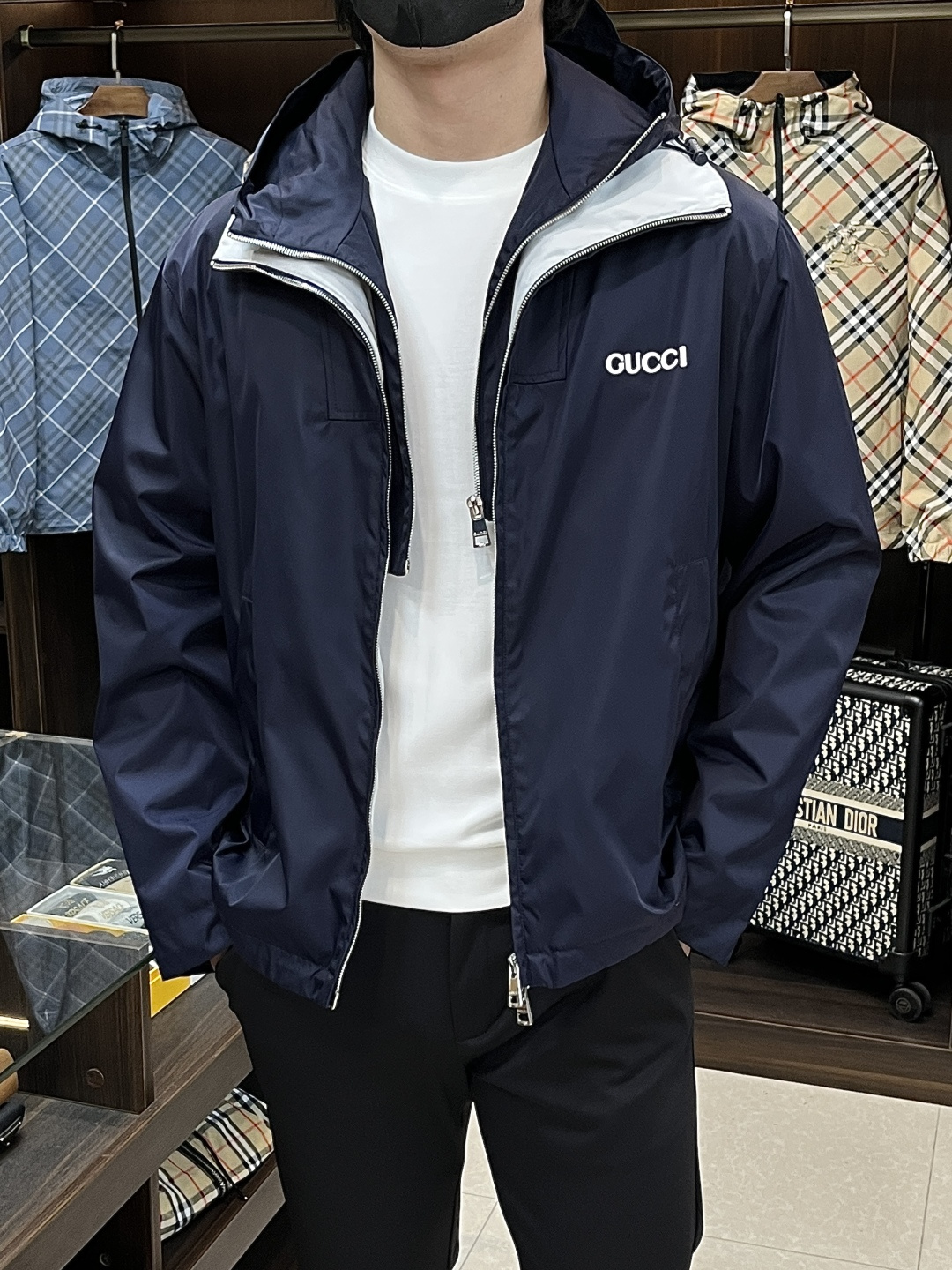 NO:540363,The main recommendation Gucci Ss is the new model of early autumn. Gucci fake two-piece hooded jacket, a hot autumn style thin cotton jacket, and a letter logo jacquard jacket. It is comfortable and comfortable to wear. It is lazy and casual, combined with a clean and simple color scheme, which is particularly pleasing to look at and is suitable for daily wear. It is full of embellishment and vitality and light luxury items!  Size M-3XL, complete three standards, shipped the next day, new H models are launched, gucci, gucci, jackets & coats, jackets & coats, hats, alexander wang19860909主推 Gucci ss早秋新款发布古驰假两件连帽夹克外套,秋季爆款夹薄棉夹克,字母logo提花款夹克外套,穿上就是舒适自在又显瘦的存在,慵懒而随性,结合干净简单的色系就特别耐看,适合日常穿着~倾情推出缀饰活力轻奢单品！ 尺码M-3XL 三标齐全 隔天出货 H新款首发,,gucci,gucci,jackets & coats,jackets & coats,hats,alexander wang,Men's clothing