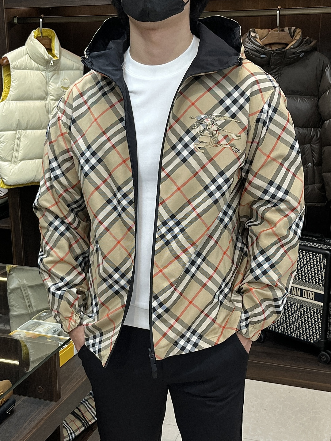 NO:540375,The main recommendation is Burberry double-sided jacket. The new early autumn style of the Burberry hooded jacket is released. The autumn hot-sized thin cotton jacket, and the letter logo jacquard jacket is comfortable and comfortable and slim. It is lazy and casual, combined with clean and simple colors, which is particularly durable and suitable for daily wear. It is full of embellishment and vitality and light luxury items!  Size M-3XL, complete three standards, shipped the next day, new H models are launched, burberry, burberry, jackets & coats, jackets & coats, hats, alexander wang19860909主推 Burberry 双面穿外套 ss早秋新款发布巴宝莉连帽夹克外套,秋季爆款夹薄棉夹克,字母logo提花款夹克外套,穿上就是舒适自在又显瘦的存在,慵懒而随性,结合干净简单的色系就特别耐看,适合日常穿着~倾情推出缀饰活力轻奢单品！ 尺码M-3XL 三标齐全 隔天出货 H新款首发,,burberry,burberry,jackets & coats,jackets & coats,hats,alexander wang,Men's clothing