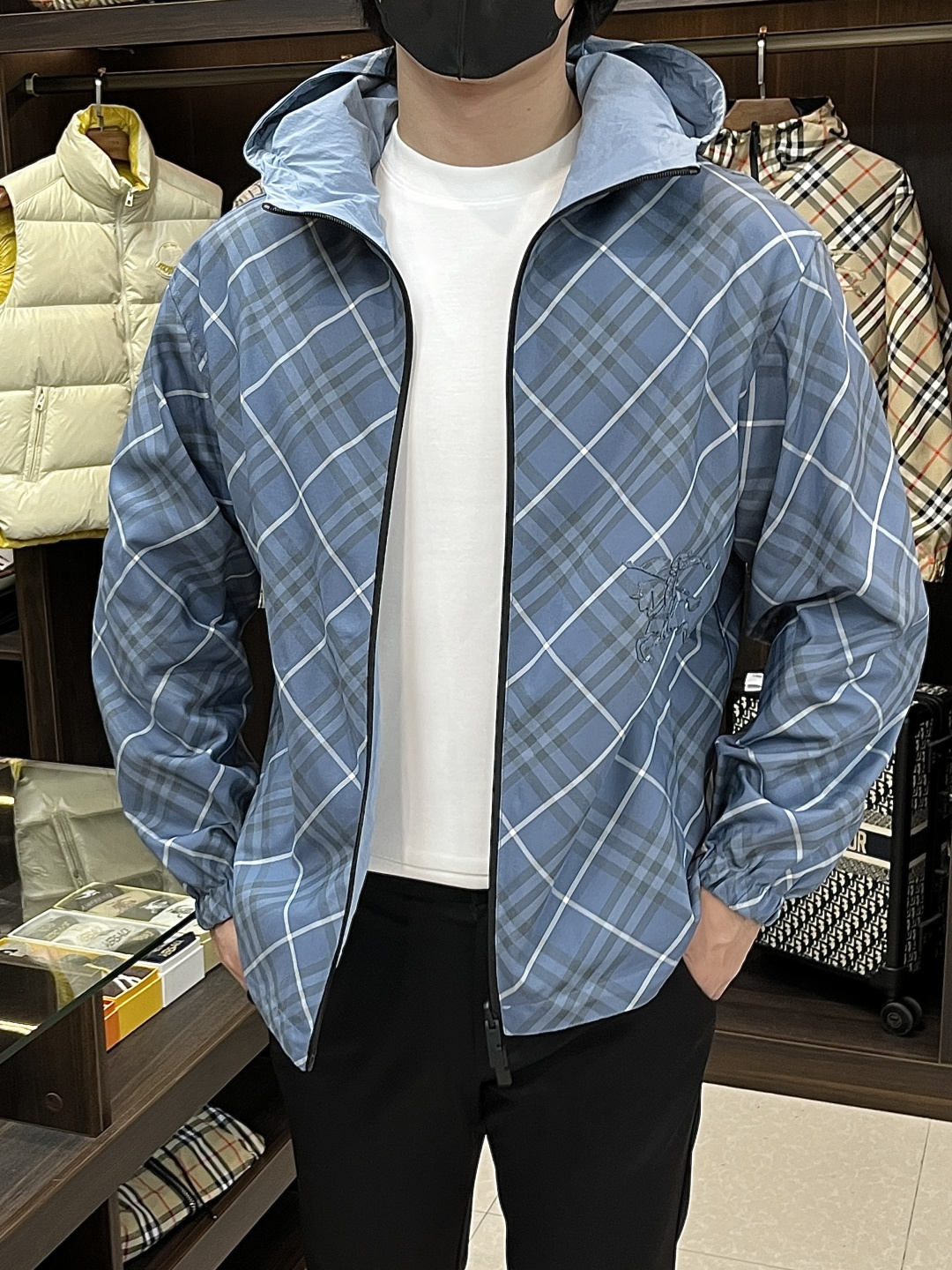 NO:547746,The main recommendation is Burberry double-sided jacket. The new 2025ss early autumn style is released. Burberry hooded jacket jacket, a hot autumn style thin cotton jacket, and a letter logo jacquard jacket. It is comfortable and comfortable to wear. It is lazy and casual, combined with a clean and simple color scheme, which is particularly pleasing to look at. It is suitable for daily wear~ I love to launch a vibrant and light luxury item!  Size M-3XL, complete three standards, shipped the next day, new H2025 model first release, burberry, burberry, jackets & coats, jackets & coats, hats, alexander wang19860909主推Burberry 双面穿外套 2025ss早秋新款发布巴宝莉连帽夹克外套,秋季爆款夹薄棉夹克,字母logo提花款夹克外套,穿上就是舒适自在又显瘦的存在,慵懒而随性,结合干净简单的色系就特别耐看,适合日常穿着~倾情推出缀饰活力轻奢单品！ 尺码M-3XL 三标齐全 隔天出货 H2025新款首发,,burberry,burberry,jackets & coats,jackets & coats,hats,alexander wang,Men's clothing