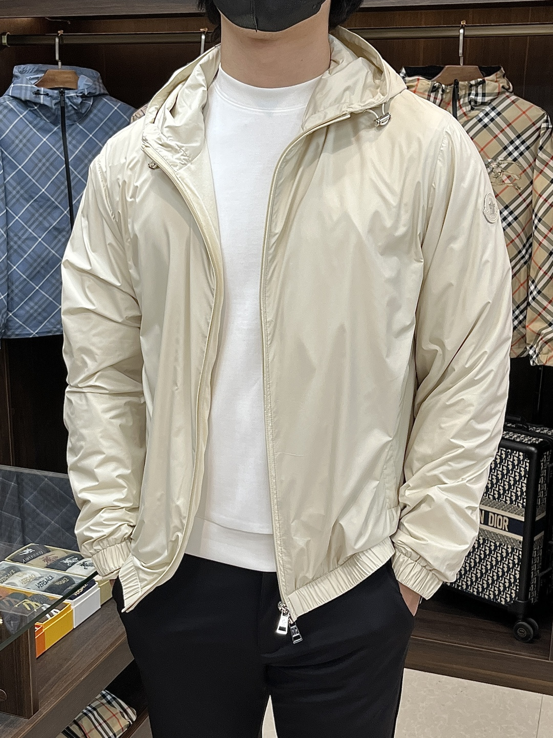 NO:540366,The main recommendation is the new early autumn style of Moncler Ss. The new hooded jacket with a covert mouth, a popular autumn style thin cotton jacket, and a letter logo jacquard jacket. It is comfortable and comfortable to wear. It is lazy and casual, combined with a clean and simple color scheme, which is particularly pleasing to look at and is suitable for daily wear. It is full of embellishment and vitality and light luxury items!  Size M-3XL, complete three standards, shipped the next day, new H models are launched, Moncler, jackets & coats, jackets & coats, hats, alexander wang19860909主推 Moncler ss早秋新款发布蒙口连帽夹克外套,秋季爆款夹薄棉夹克,字母logo提花款夹克外套,穿上就是舒适自在又显瘦的存在,慵懒而随性,结合干净简单的色系就特别耐看,适合日常穿着~倾情推出缀饰活力轻奢单品！ 尺码M-3XL 三标齐全 隔天出货 H新款首发,,Moncler,jackets & coats,jackets & coats,hats,alexander wang,Men's clothing