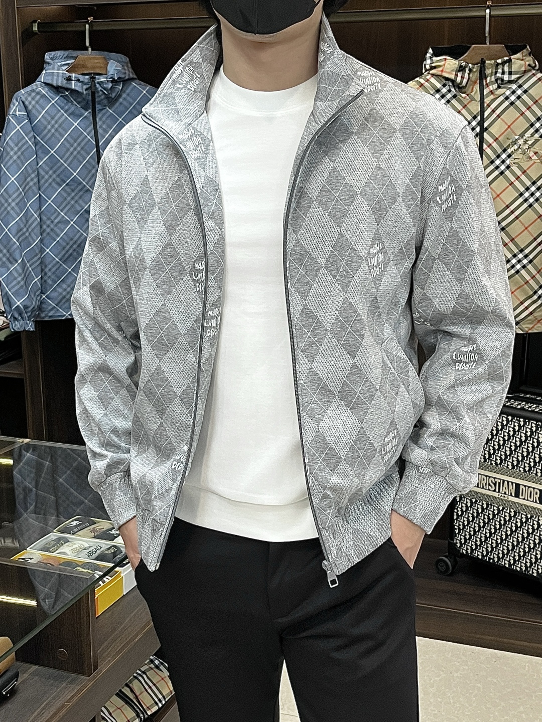 NO:540369,The main recommendation is the new LV Ss early autumn style. The donkey-brand stand-collar jacket is released, the autumn hot-style thin cotton jacket, and the letter logo jacquard jacket. It is comfortable and comfortable to wear. It is lazy and casual, combined with clean and simple colors, which is particularly pleasing to look at and suitable for daily wear. It is full of embellishment and vitality and light luxury items!  Size M-3XL, complete three standards, shipped the next day, new H models first launch, louis vuitton, louis vuitton, jackets & coats, jackets & coats, alexander wang19860909主推 LV ss早秋新款发布驴牌立领夹克外套,秋季爆款夹薄棉夹克,字母logo提花款夹克外套,穿上就是舒适自在又显瘦的存在,慵懒而随性,结合干净简单的色系就特别耐看,适合日常穿着~倾情推出缀饰活力轻奢单品！ 尺码M-3XL 三标齐全 隔天出货 H新款首发,,louis vuitton,louis vuitton,jackets & coats,jackets & coats,alexander wang,Men's clothing