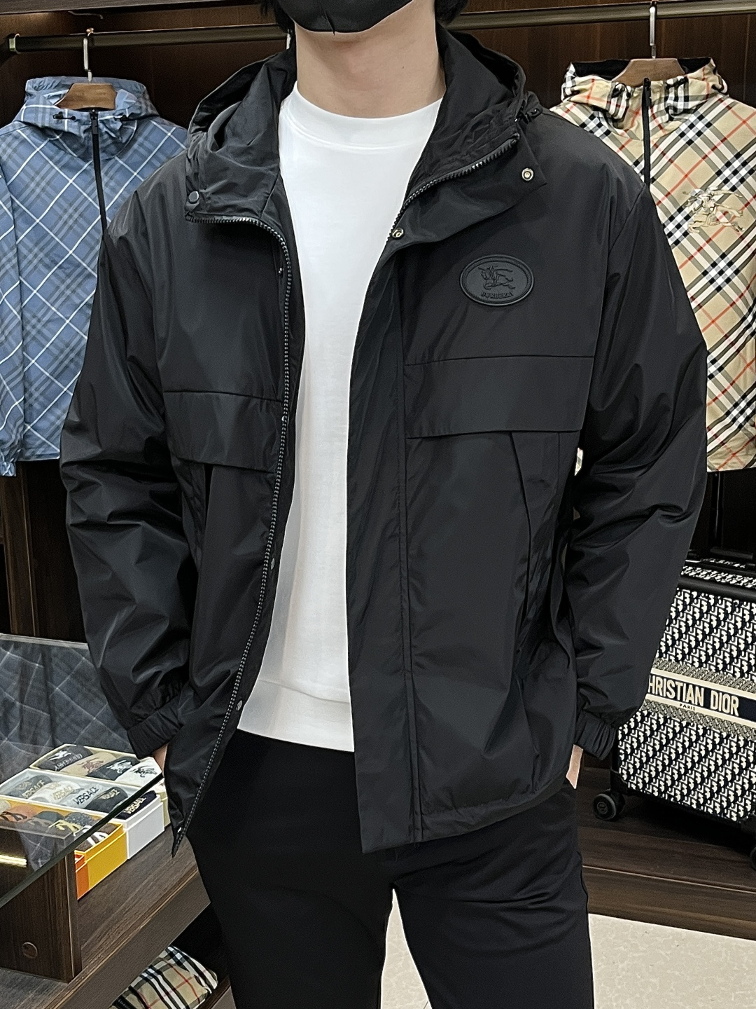 NO:540372,The main recommendation is Burberry Ss's early autumn new style released Burberry hooded jacket, a hot autumn style thin cotton jacket, a letter logo jacquard jacket, which makes you feel comfortable and slim when worn. It is lazy and casual, combined with a clean and simple color scheme, which is particularly pleasing to look at and is suitable for daily wear~ I love to launch a vibrant and light luxury item!  Size M-3XL, complete three standards, shipped the next day, new H models are launched, burberry, burberry, jackets & coats, jackets & coats, hats, alexander wang19860909主推 Burberry ss早秋新款发布巴宝莉连帽夹克外套,秋季爆款夹薄棉夹克,字母logo提花款夹克外套,穿上就是舒适自在又显瘦的存在,慵懒而随性,结合干净简单的色系就特别耐看,适合日常穿着~倾情推出缀饰活力轻奢单品！ 尺码M-3XL 三标齐全 隔天出货 H新款首发,,burberry,burberry,jackets & coats,jackets & coats,hats,alexander wang,Men's clothing